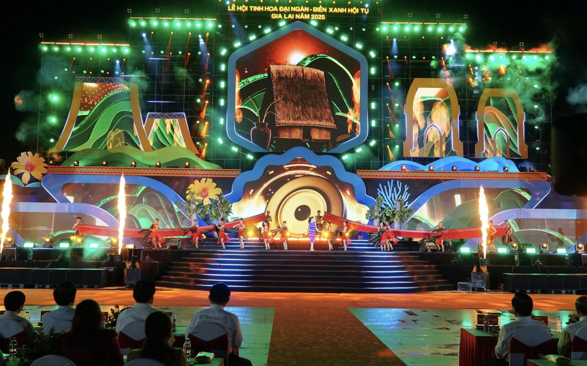 Dấu ấn đậm nét từ lễ hội văn hóa - du lịch “Tinh hoa đại ngàn - Biển xanh hội tụ”- Ảnh 11. Gia Lai rực rỡ đêm khai hội “Tinh hoa Đại ngàn - Biển xanh hội tụ”