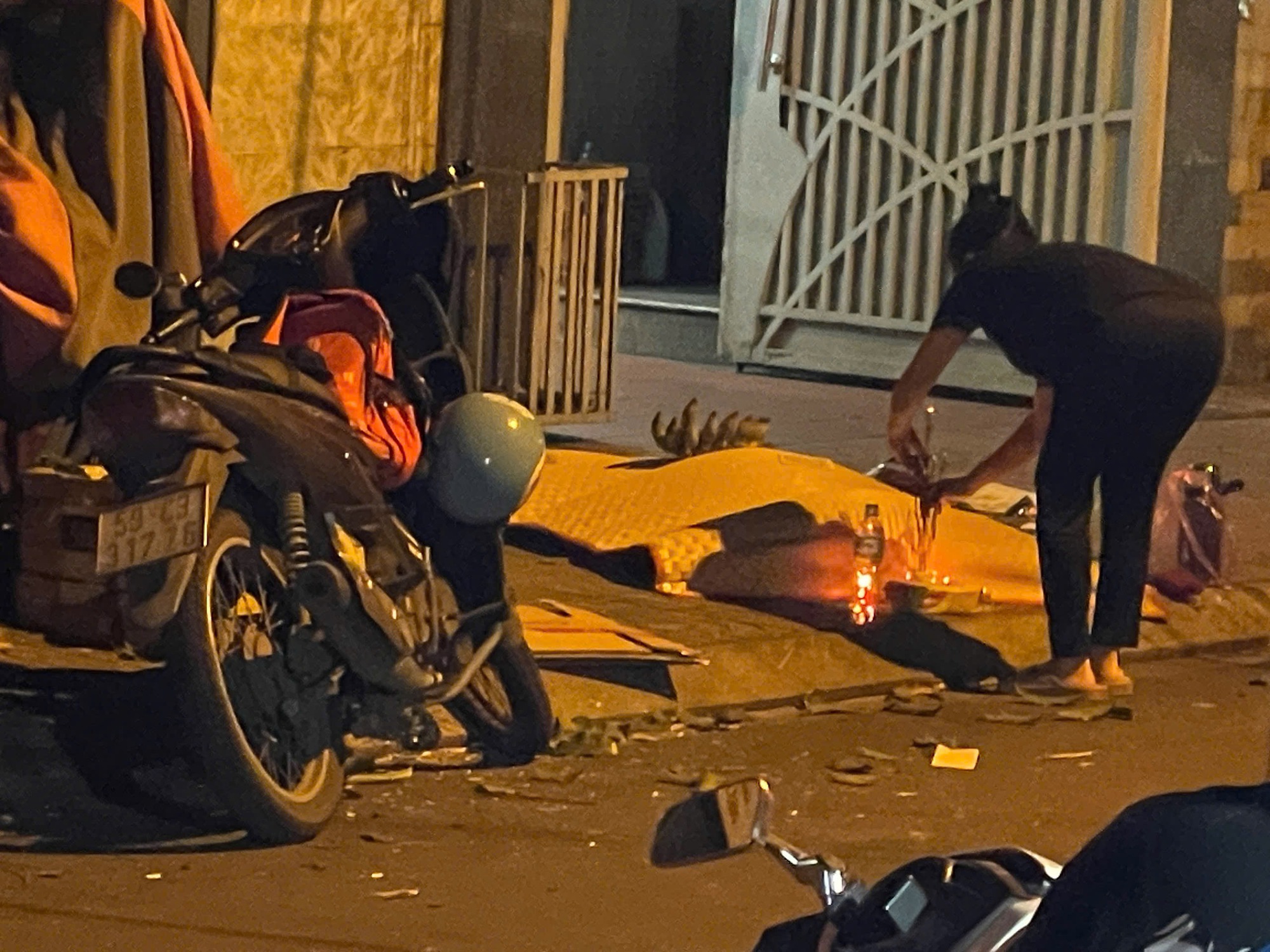 Người đàn ông tử vong bên cạnh xe máy trên vỉa hè ở TP.HCM- Ảnh 1. Người đàn ông tử vong bên cạnh xe máy trên vỉa hè ở TP.HCM- Ảnh 1.