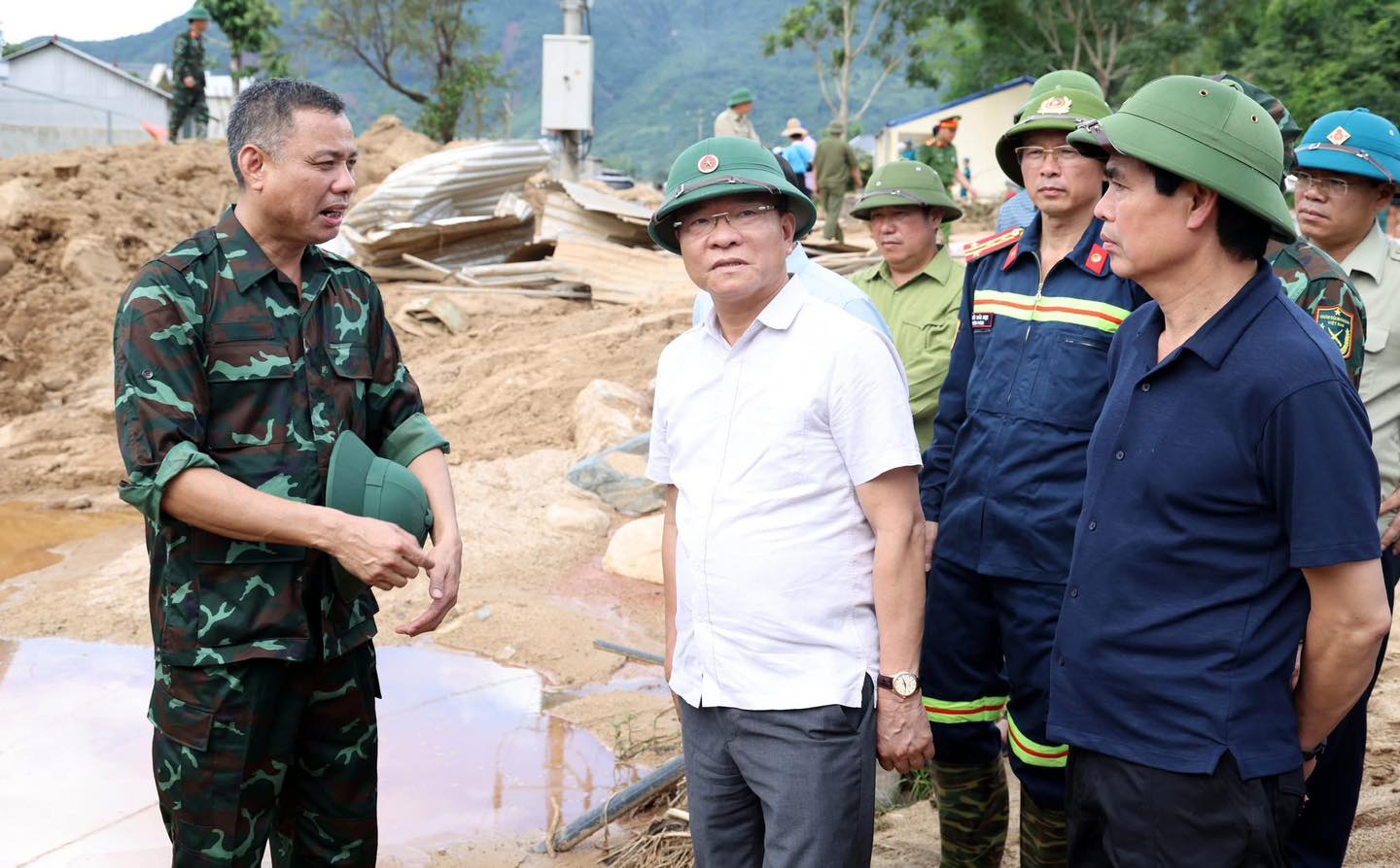 Phó Thủ tướng Lê Thành Long thăm hỏi, động viên người dân vùng lũ ở Sơn La- Ảnh 1.