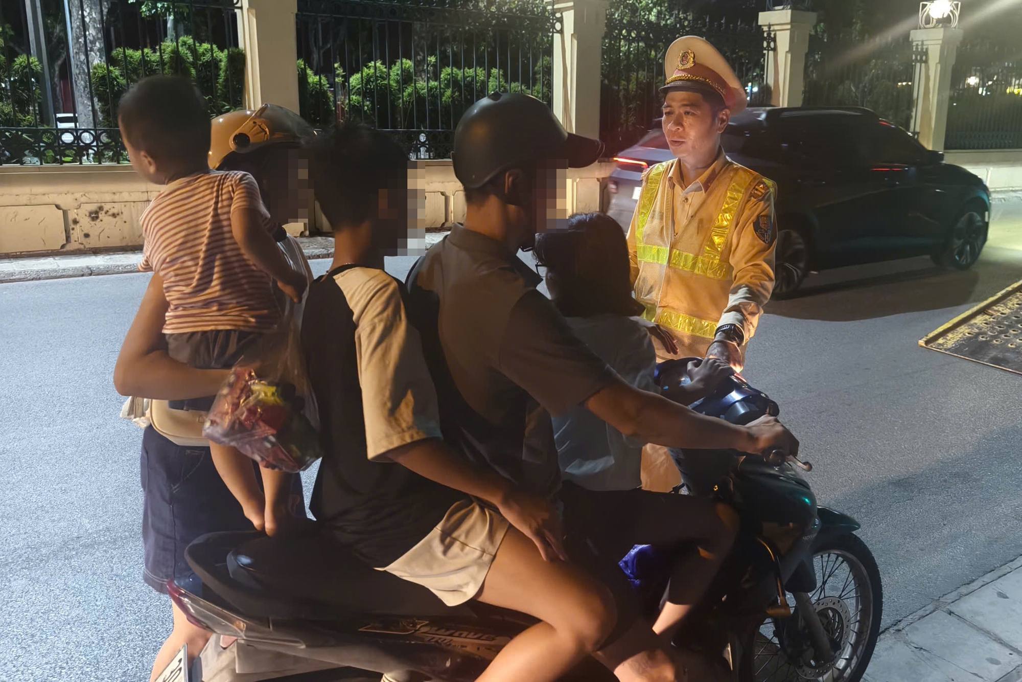 Nhậu xong lái xe chở vợ con, tài xế nói "người một nhà phải về cùng nhau"- Ảnh 4. Nhậu xong lái xe chở vợ con, tài xế nói "người một nhà phải về cùng nhau"- Ảnh 4.