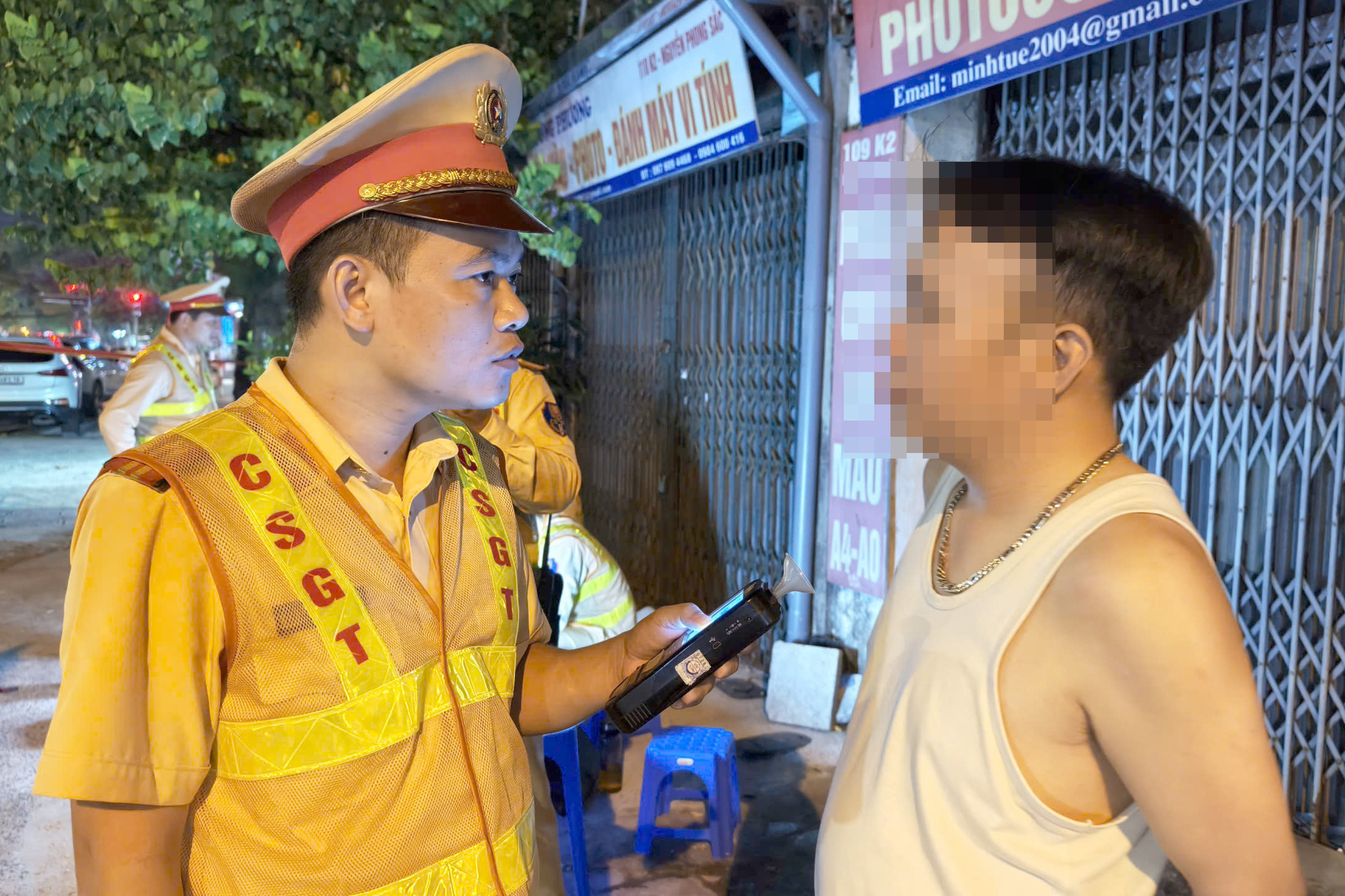 Nhậu xong lái xe chở vợ con, tài xế nói "người một nhà phải về cùng nhau"- Ảnh 5. Nhậu xong lái xe chở vợ con, tài xế nói "người một nhà phải về cùng nhau"- Ảnh 5.