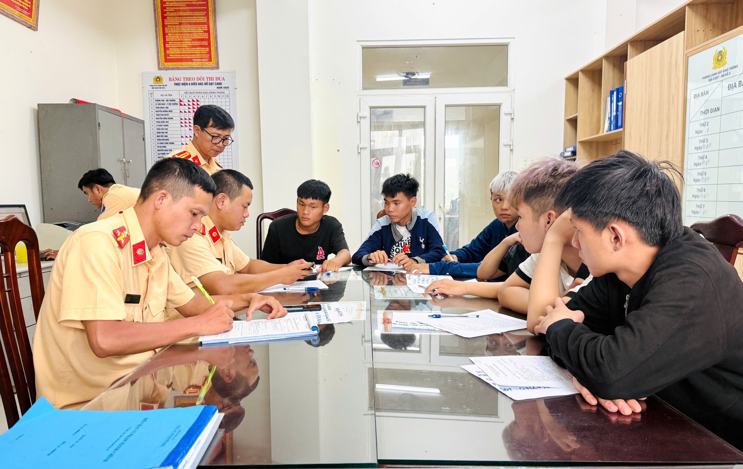 Huế: Xử lý nhóm thiếu niên mang theo hung khí, lạng lách trên đường- Ảnh 1. Huế: Xử lý nhóm thiếu niên mang theo hung khí, lạng lách trên đường- Ảnh 1.
