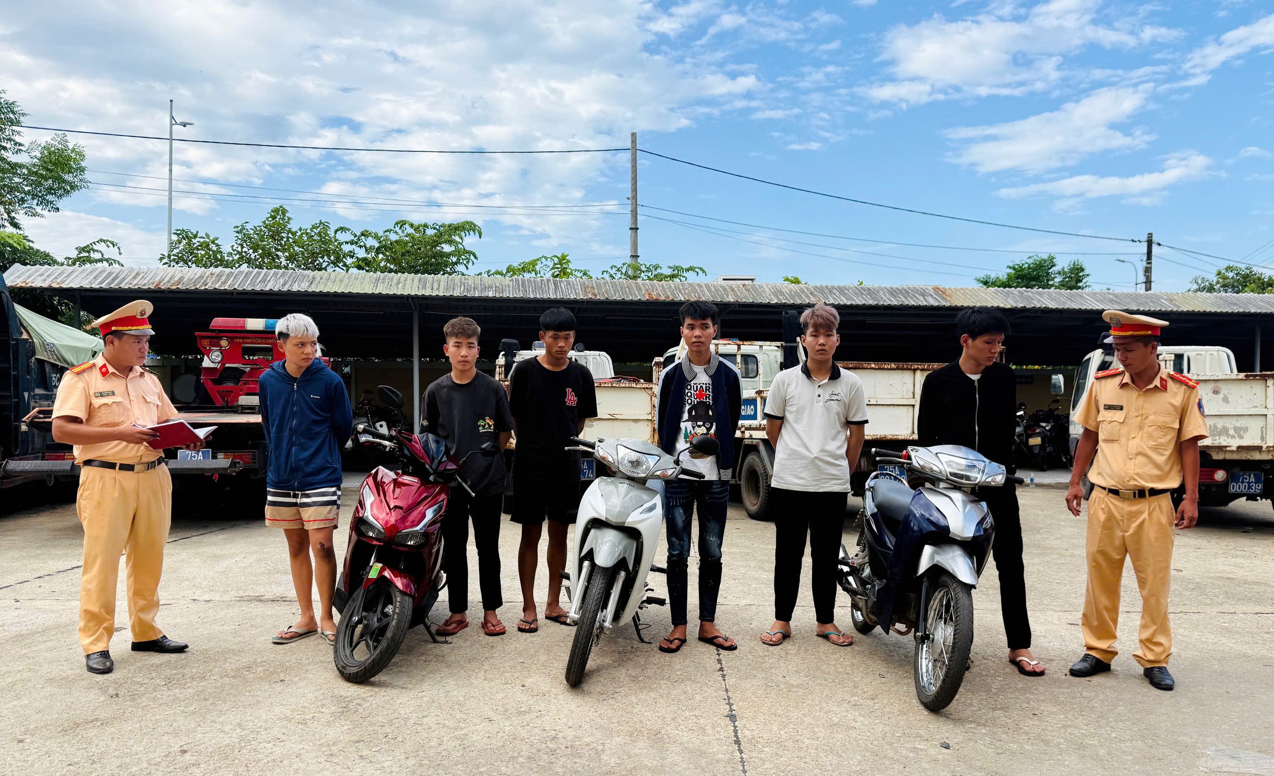 Huế: Xử lý nhóm thiếu niên mang theo hung khí, lạng lách trên đường- Ảnh 2. Huế: Xử lý nhóm thiếu niên mang theo hung khí, lạng lách trên đường- Ảnh 2.