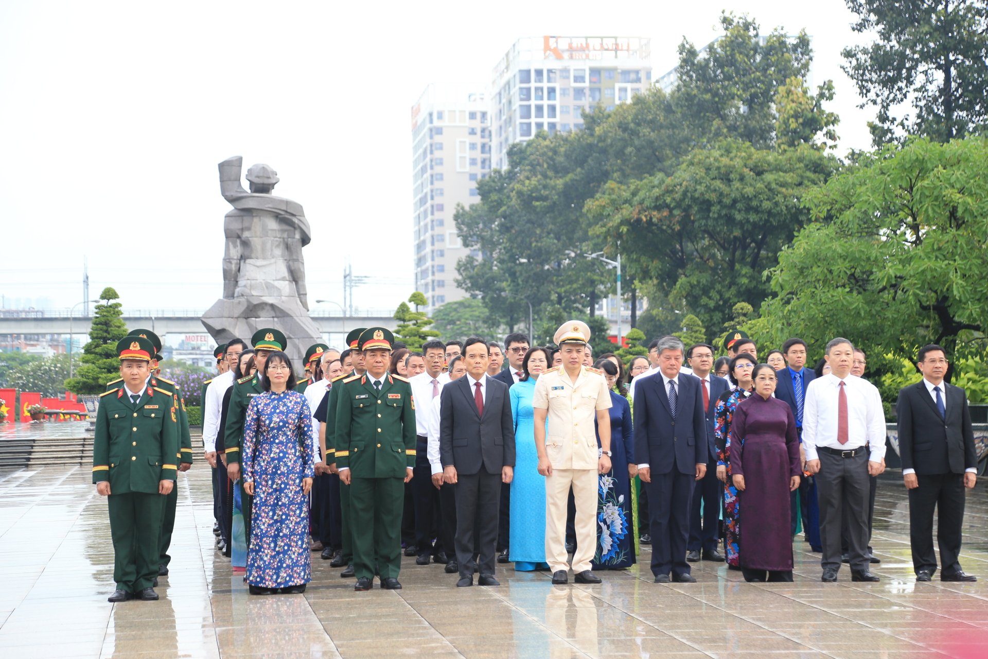 Bí thư TP.HCM Trần Lưu Quang cùng đoàn đại biểu dâng hương tưởng niệm Anh hùng liệt sĩ- Ảnh 1. Bí thư TP.HCM Trần Lưu Quang cùng đoàn đại biểu dâng hương tưởng niệm Anh hùng liệt sĩ- Ảnh 1.