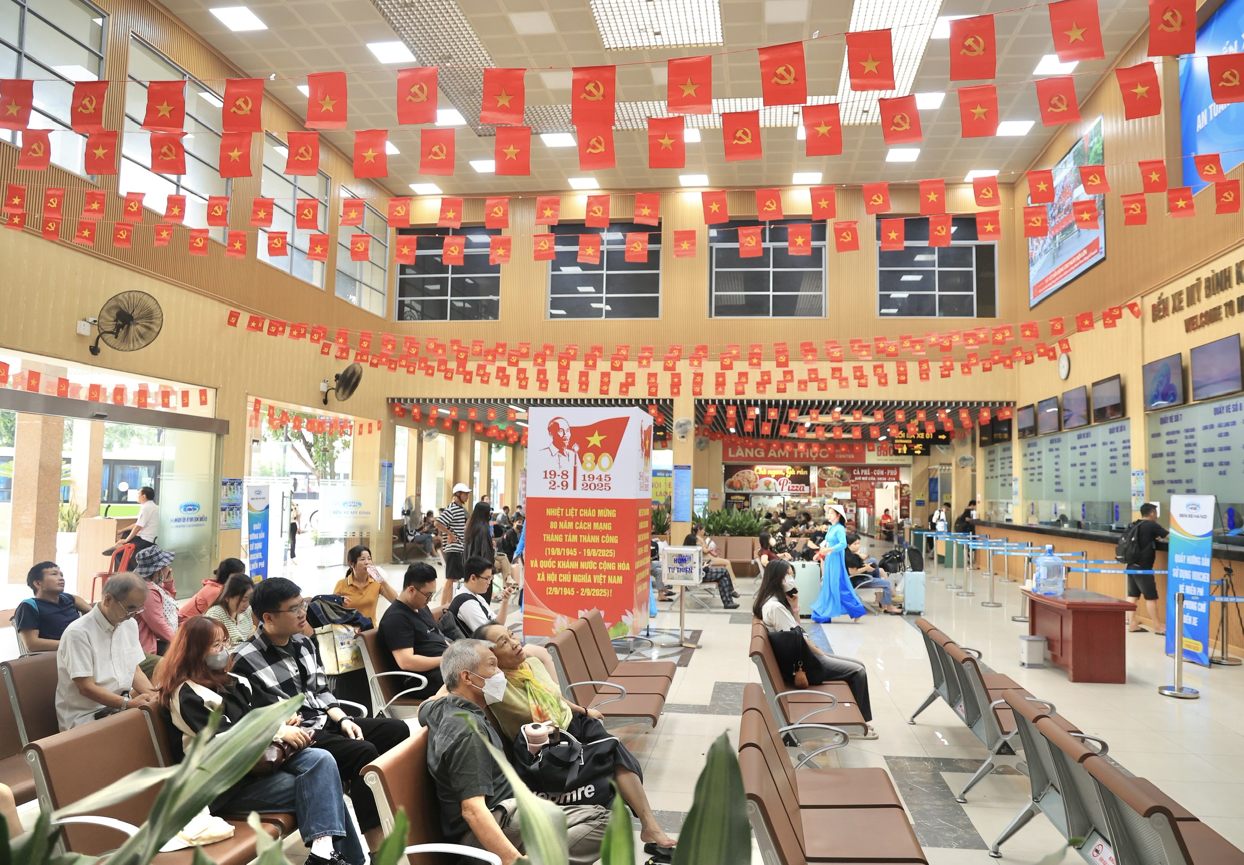 Bến xe Hà Nội thưa khách ngày đầu kỳ nghỉ lễ Quốc khánh- Ảnh 1. Bến xe Hà Nội thưa khách ngày đầu kỳ nghỉ lễ Quốc khánh- Ảnh 1.