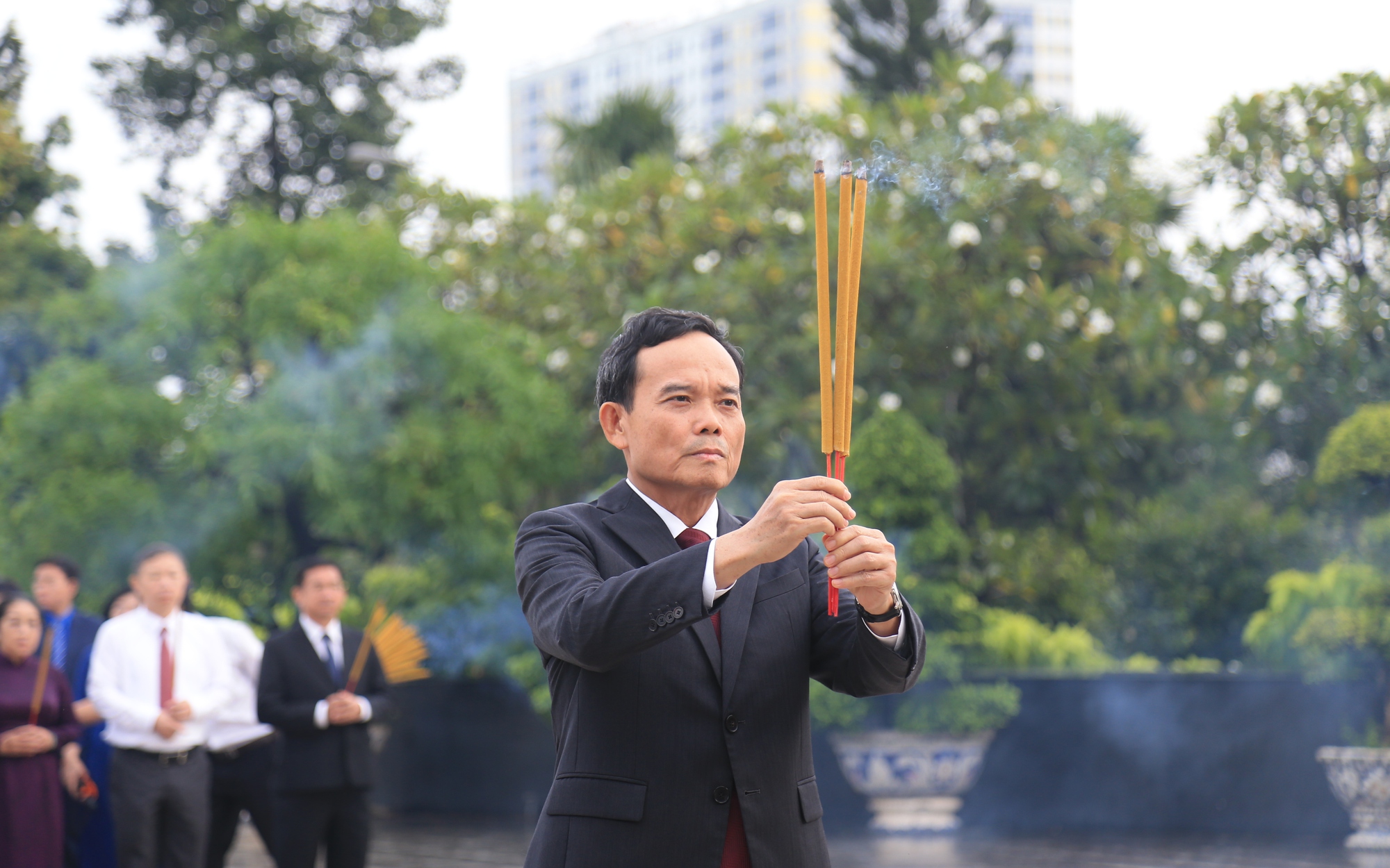 Bí thư TP.HCM Trần Lưu Quang cùng đoàn đại biểu dâng hương tưởng niệm Anh hùng liệt sĩ