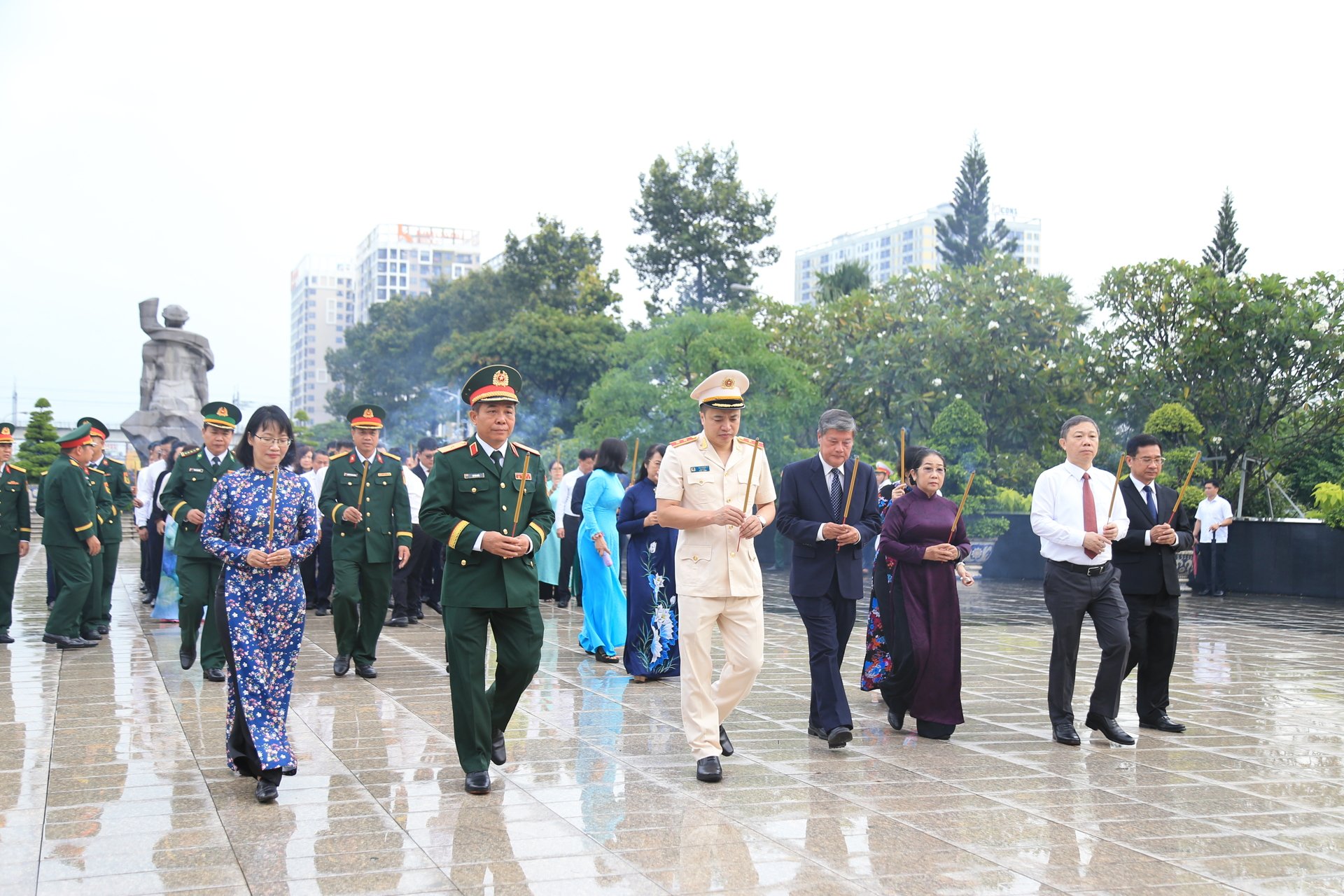 Bí thư TP.HCM Trần Lưu Quang cùng đoàn đại biểu dâng hương tưởng niệm Anh hùng liệt sĩ- Ảnh 3. Bí thư TP.HCM Trần Lưu Quang cùng đoàn đại biểu dâng hương tưởng niệm Anh hùng liệt sĩ- Ảnh 3.