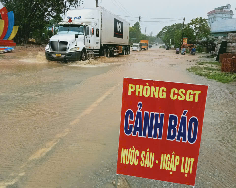 Mưa lớn do bão số 6, nhiều tuyến đường Hà Tĩnh ngập sâu, sạt lở- Ảnh 2. Mưa lớn do bão số 6, nhiều tuyến đường Hà Tĩnh ngập sâu, sạt lở- Ảnh 2.