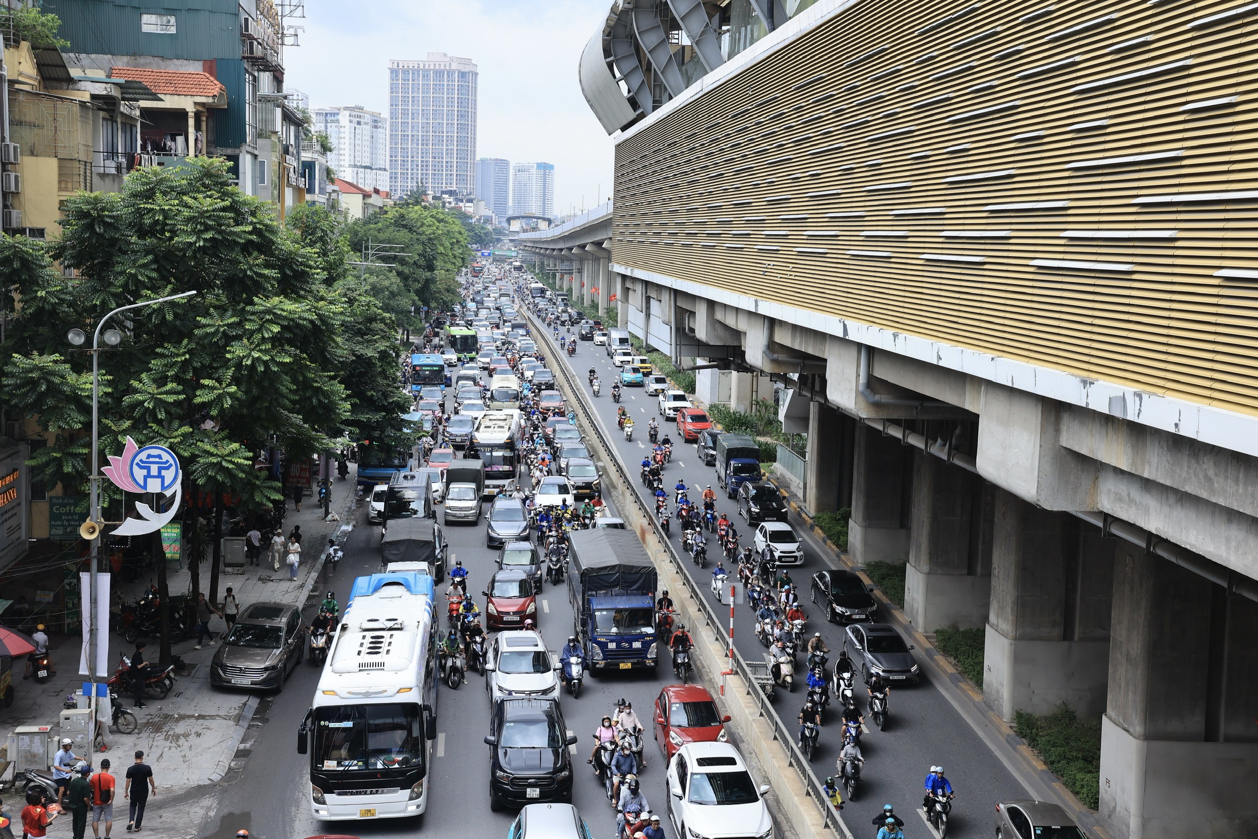 Hà Nội: Nhiều tuyến phố đông nghẹt ngày đầu nghỉ lễ Quốc khánh 2/9- Ảnh 8. Hà Nội: Nhiều tuyến phố đông nghẹt ngày đầu nghỉ lễ Quốc khánh 2/9- Ảnh 8.