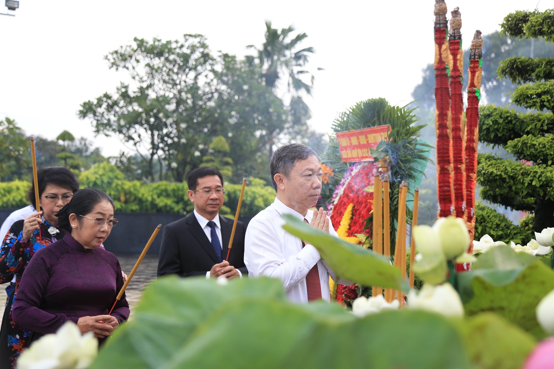 Bí thư TP.HCM Trần Lưu Quang cùng đoàn đại biểu dâng hương tưởng niệm Anh hùng liệt sĩ- Ảnh 4. Bí thư TP.HCM Trần Lưu Quang cùng đoàn đại biểu dâng hương tưởng niệm Anh hùng liệt sĩ- Ảnh 4.