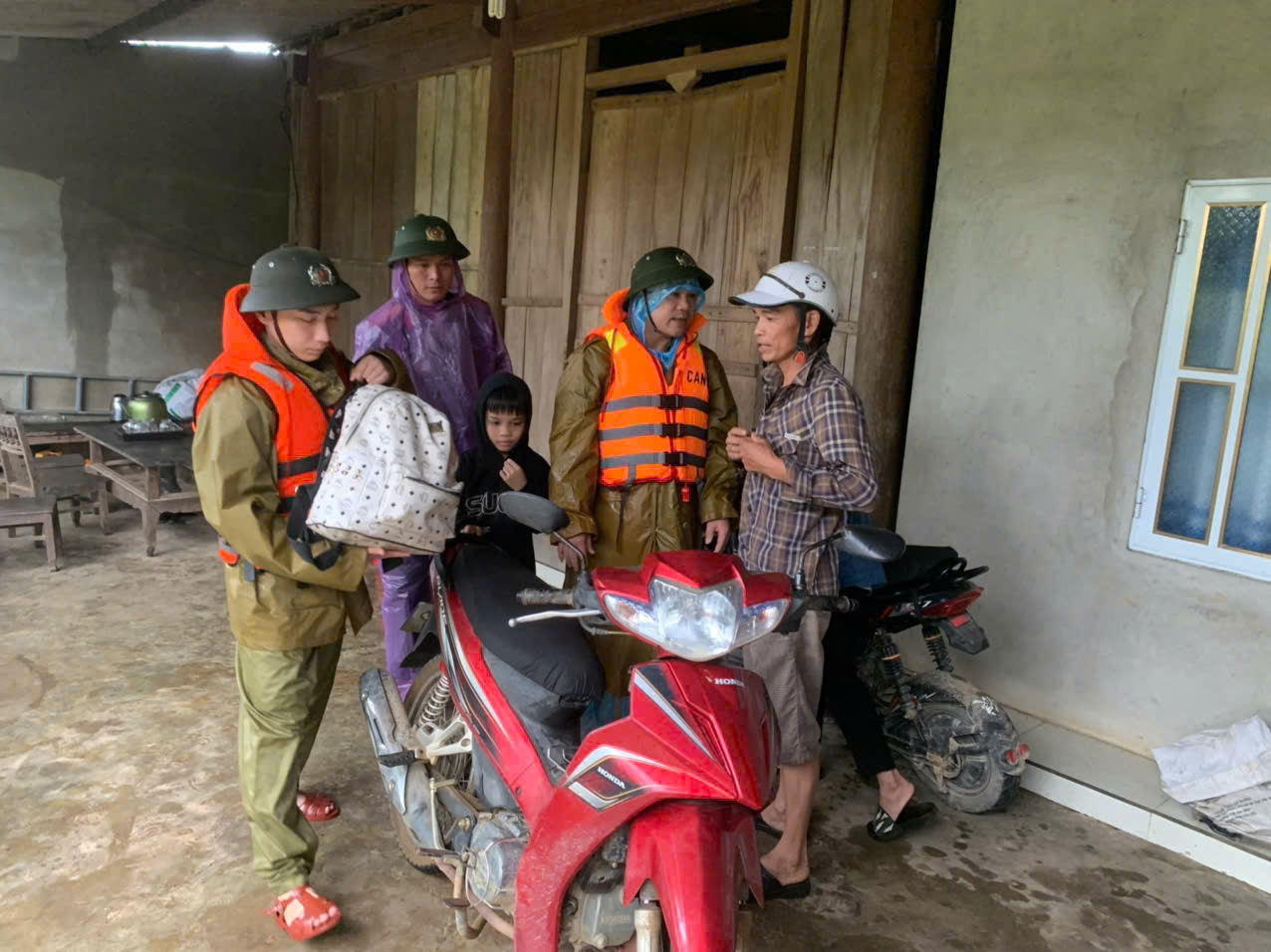 Mưa lớn do bão số 6, nhiều tuyến đường Hà Tĩnh ngập sâu, sạt lở- Ảnh 3. Mưa lớn do bão số 6, nhiều tuyến đường Hà Tĩnh ngập sâu, sạt lở- Ảnh 3.