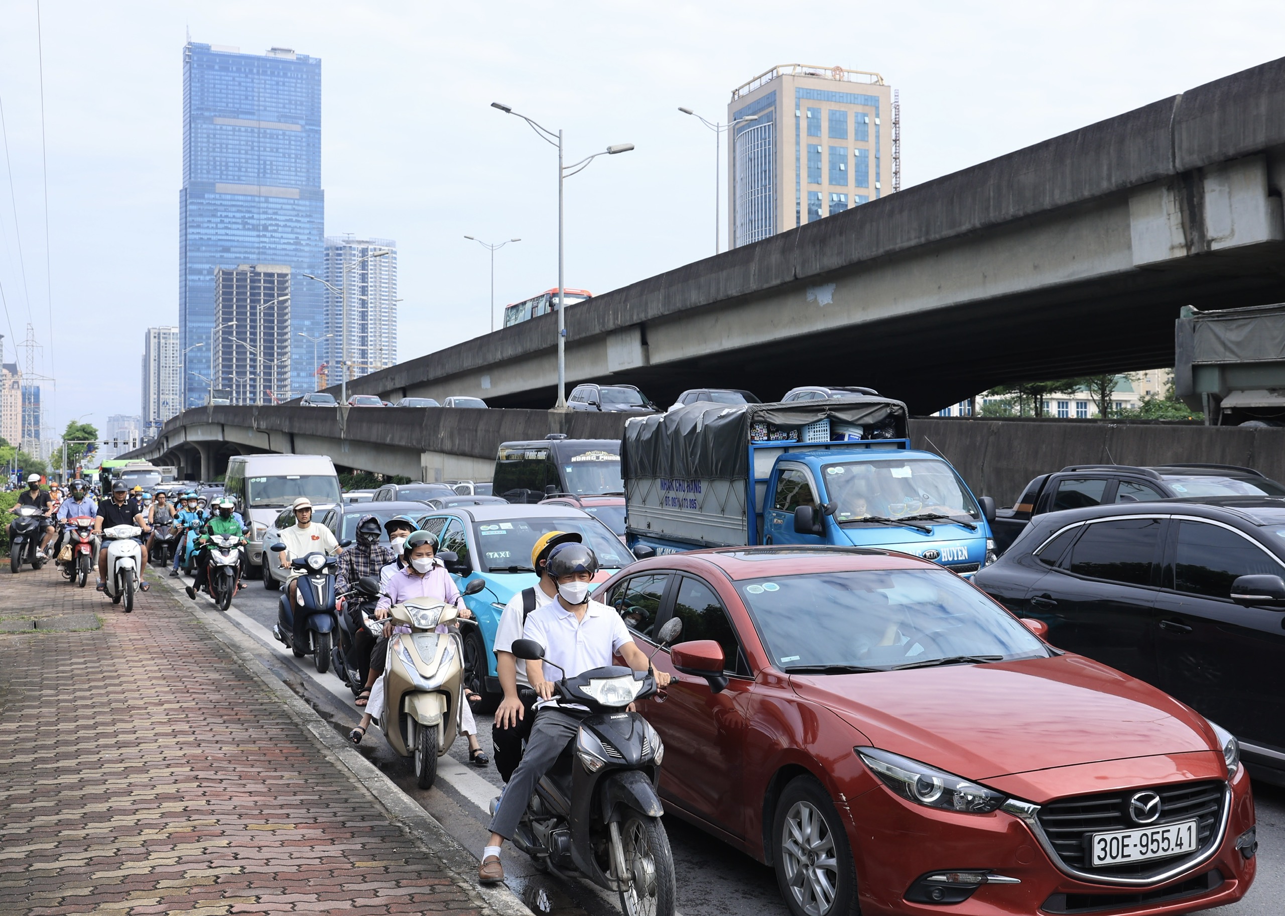 Hà Nội: Nhiều tuyến phố đông nghẹt ngày đầu nghỉ lễ Quốc khánh 2/9- Ảnh 1. Hà Nội: Nhiều tuyến phố đông nghẹt ngày đầu nghỉ lễ Quốc khánh 2/9- Ảnh 1.