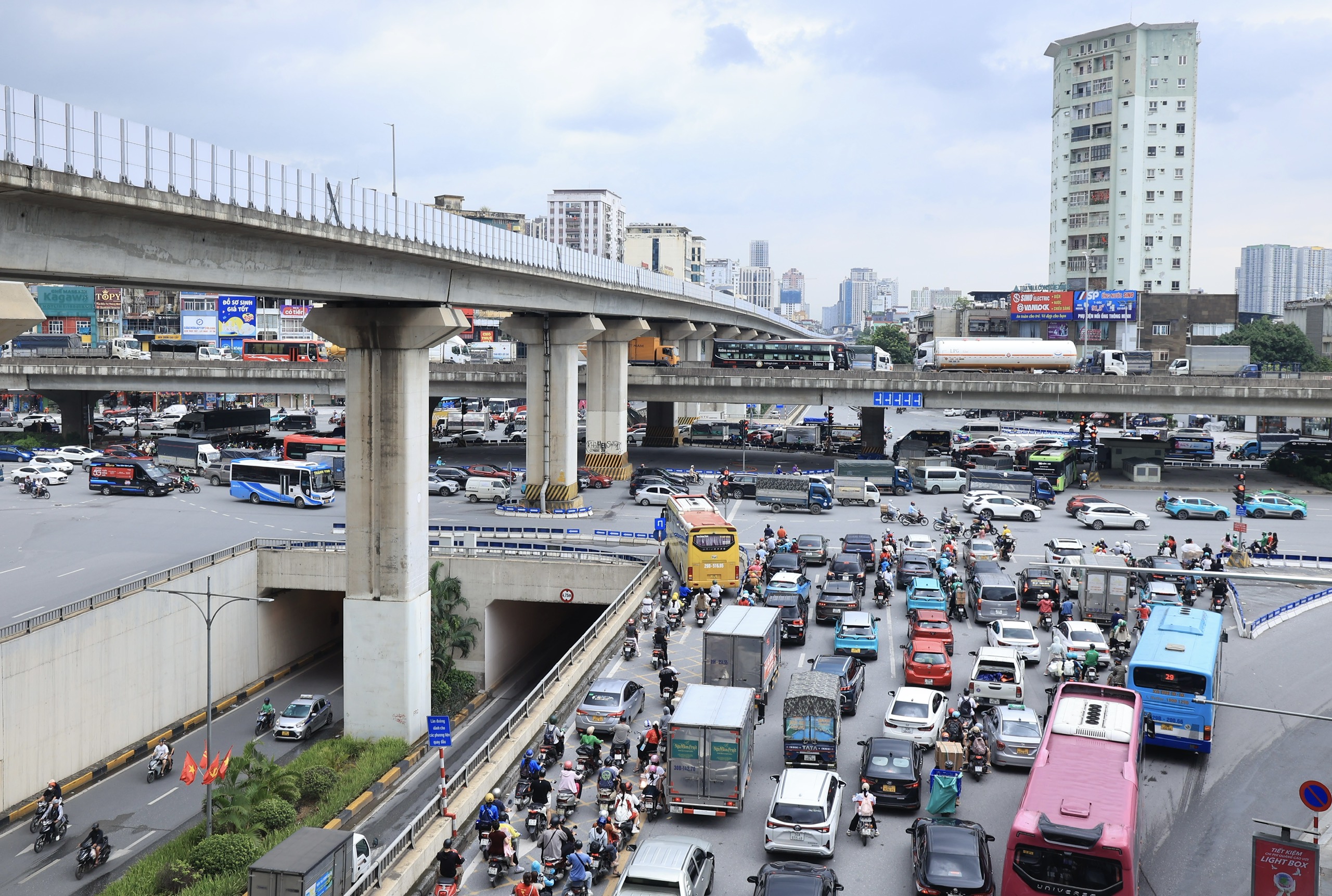 Hà Nội: Nhiều tuyến phố đông nghẹt ngày đầu nghỉ lễ Quốc khánh 2/9- Ảnh 10. Hà Nội: Nhiều tuyến phố đông nghẹt ngày đầu nghỉ lễ Quốc khánh 2/9- Ảnh 10.