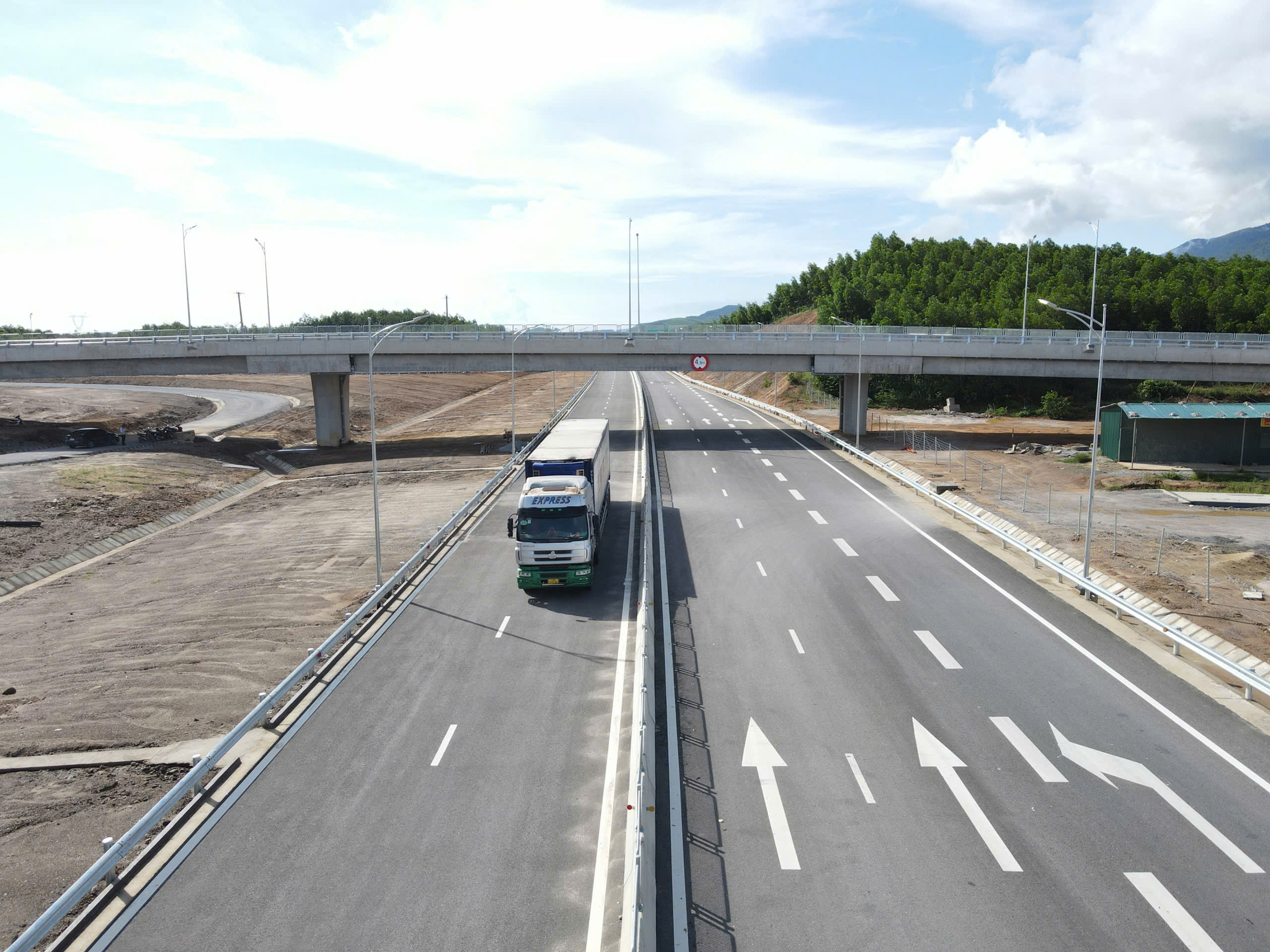 Mở cơ hội phát triển cho Hà Tĩnh, Quảng Trị khi cao tốc Vũng Áng - Bùng đưa vào khai thác- Ảnh 2. Mở cơ hội phát triển cho Hà Tĩnh, Quảng Trị khi cao tốc Vũng Áng - Bùng đưa vào khai thác- Ảnh 2.