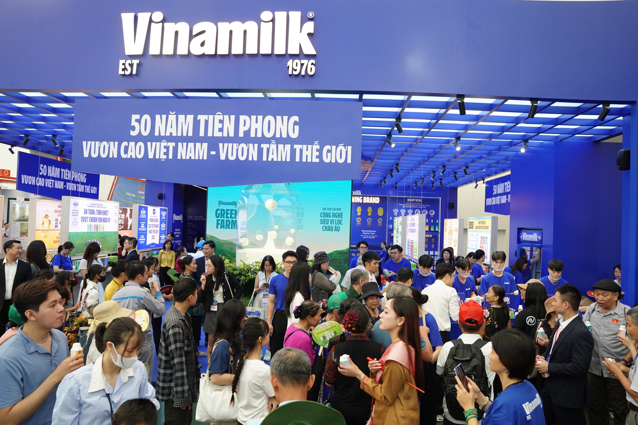Theo ghi nhận, lượng người ghé thăm không gian trưng bày và trải nghiệm của Vinamilk luôn ở mức cao trong thời gian diễn ra triển lãm. Đây không chỉ là minh chứng cho sự gắn bó của người tiêu dùng với thương hiệu, mà còn cho thấy cách Vinamilk làm mới mình để tiếp cận công chúng một cách hiệu quả, hiện đại và gần gũi hơn. (Ảnh: Tịnh Không) Theo ghi nhận, lượng người ghé thăm không gian trưng bày và trải nghiệm của Vinamilk luôn ở mức cao trong thời gian diễn ra triển lãm. Đây không chỉ là minh chứng cho sự gắn bó của người tiêu dùng với thương hiệu, mà còn cho thấy cách Vinamilk làm mới mình để tiếp cận công chúng một cách hiệu quả, hiện đại và gần gũi hơn. (Ảnh: Tịnh Không)