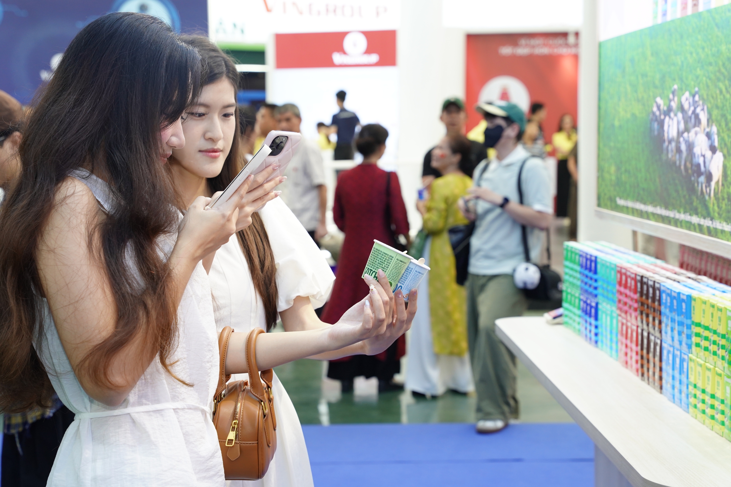 Các bạn trẻ đặc biệt yêu thích không gian trưng bày và trải nghiệm của Vinamilk. (Ảnh: Tịnh Không) Bạn Bùi Thị Như Ý (22 tuổi) từ TP.HCM ra Hà Nội trầm trồ: “Em rất ấn tượng với không gian triển lãm hiện đại và chỉn chu của Vinamilk. Khi thử các loại sữa của Vinamilk tại đây em thấy rất ngon và mẫu mã bao bì rất đẹp.” Các bạn trẻ đặc biệt yêu thích không gian trưng bày và trải nghiệm của Vinamilk. (Ảnh: Tịnh Không) Bạn Bùi Thị Như Ý (22 tuổi) từ TP.HCM ra Hà Nội trầm trồ: “Em rất ấn tượng với không gian triển lãm hiện đại và chỉn chu của Vinamilk. Khi thử các loại sữa của Vinamilk tại đây em thấy rất ngon và mẫu mã bao bì rất đẹp.”