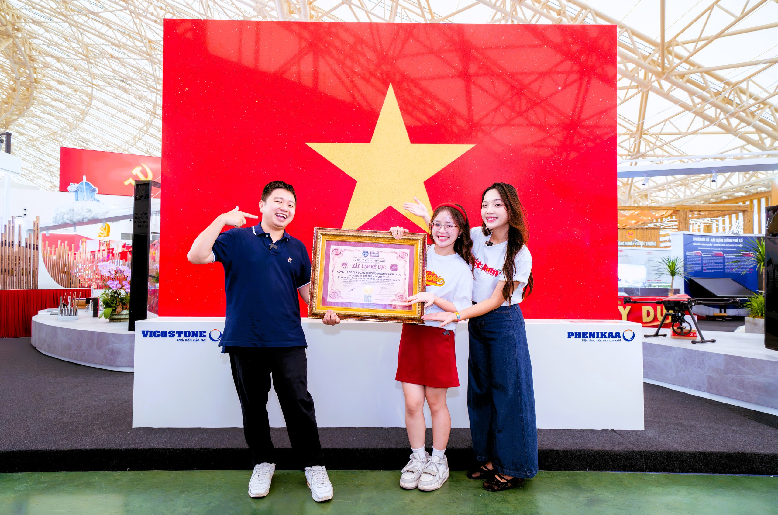 Check in với Quốc kỳ bằng đá lớn nhất Việt Nam tại triển lãm thành tựu ngành Xây dựng- Ảnh 3. Check in với Quốc kỳ bằng đá lớn nhất Việt Nam tại triển lãm thành tựu ngành Xây dựng- Ảnh 3.
