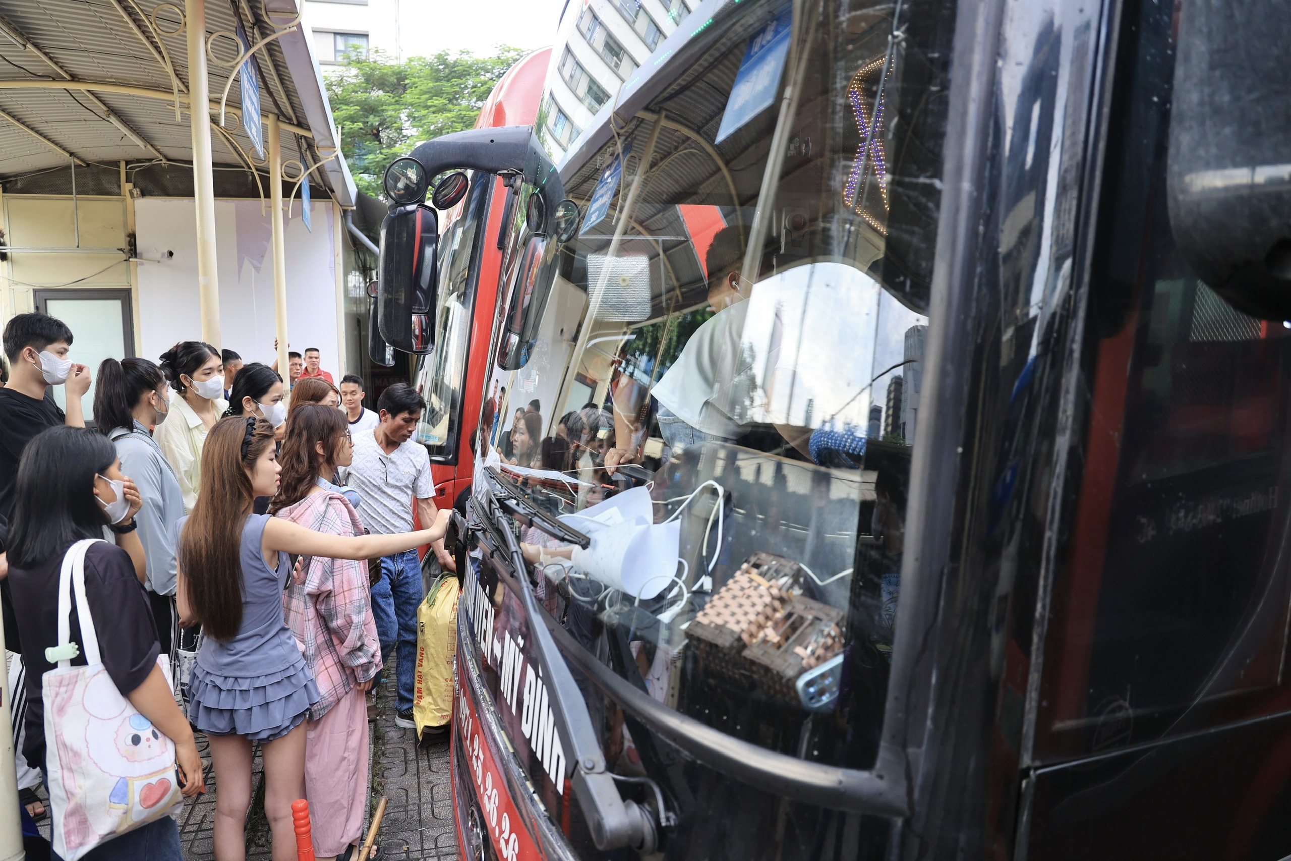 Bến xe Hà Nội thưa khách ngày đầu kỳ nghỉ lễ Quốc khánh- Ảnh 7. Bến xe Hà Nội thưa khách ngày đầu kỳ nghỉ lễ Quốc khánh- Ảnh 7.