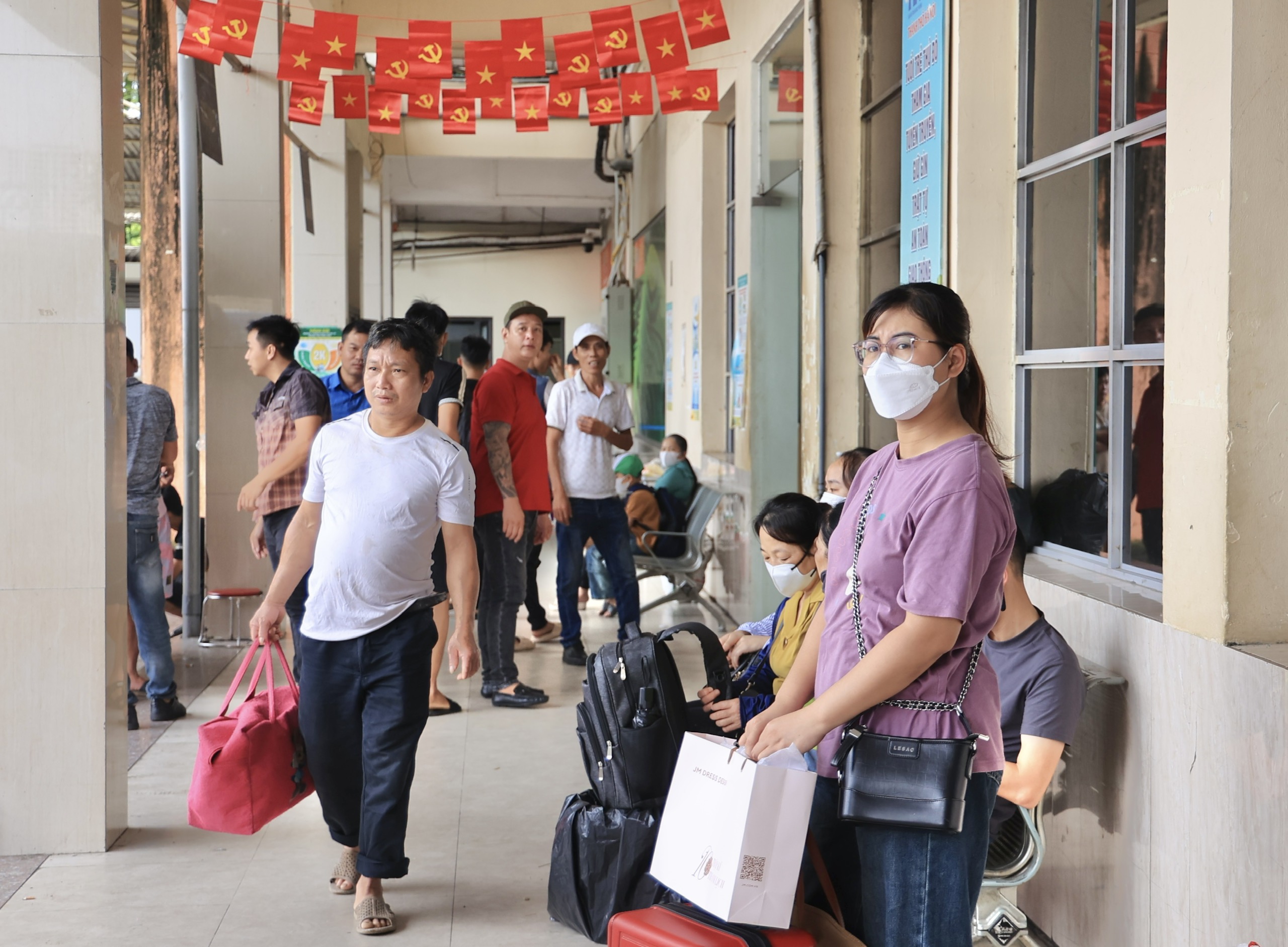 Bến xe Hà Nội thưa khách ngày đầu kỳ nghỉ lễ Quốc khánh- Ảnh 6. Bến xe Hà Nội thưa khách ngày đầu kỳ nghỉ lễ Quốc khánh- Ảnh 6.