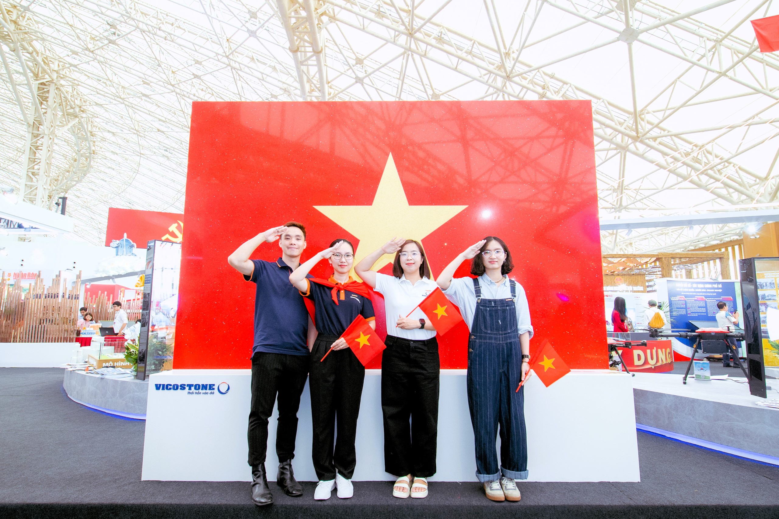 Check in với Quốc kỳ bằng đá lớn nhất Việt Nam tại triển lãm thành tựu ngành Xây dựng- Ảnh 4. Check in với Quốc kỳ bằng đá lớn nhất Việt Nam tại triển lãm thành tựu ngành Xây dựng- Ảnh 4.