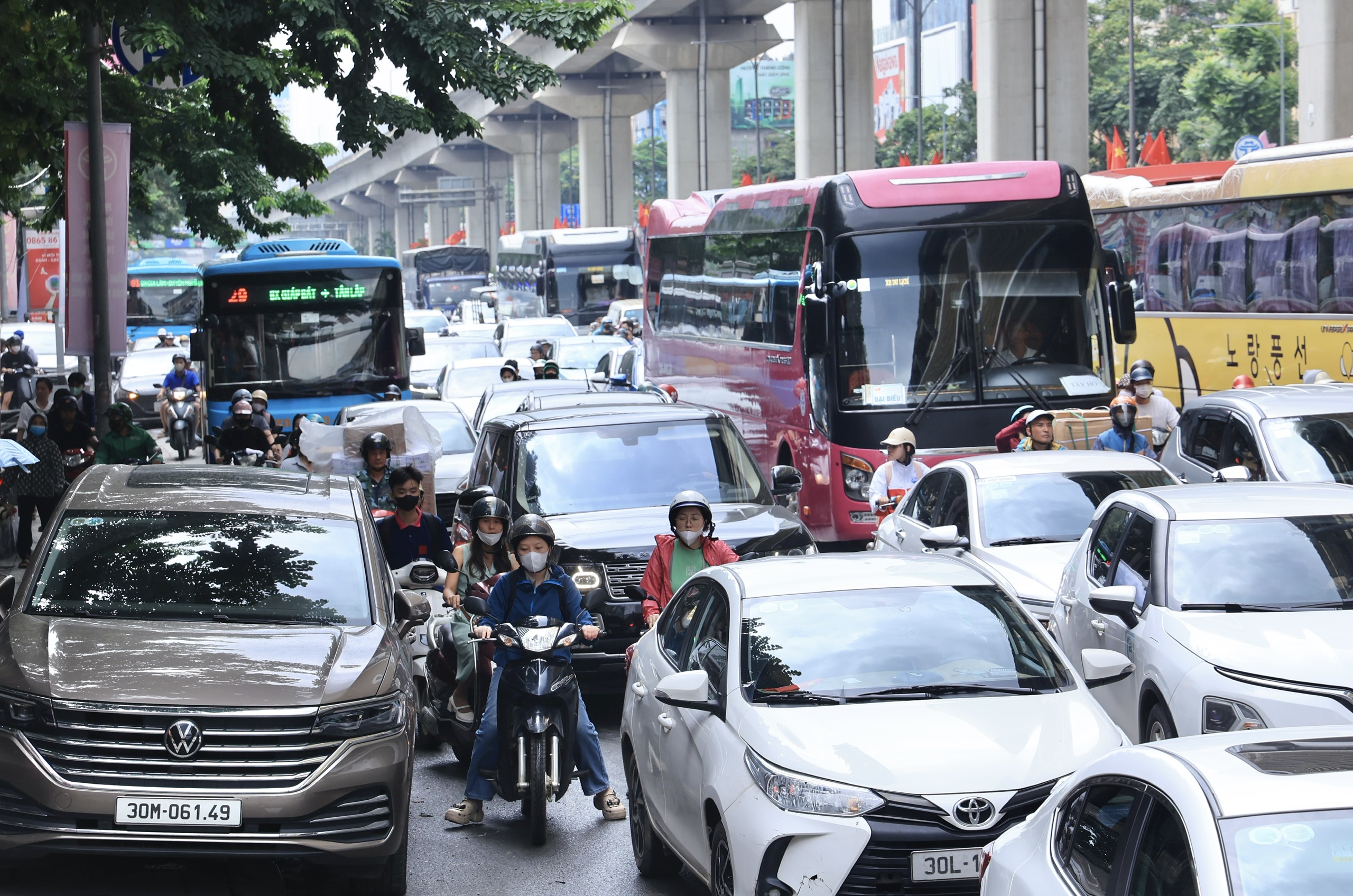 Hà Nội: Nhiều tuyến phố đông nghẹt ngày đầu nghỉ lễ Quốc khánh 2/9- Ảnh 7. Hà Nội: Nhiều tuyến phố đông nghẹt ngày đầu nghỉ lễ Quốc khánh 2/9- Ảnh 7.