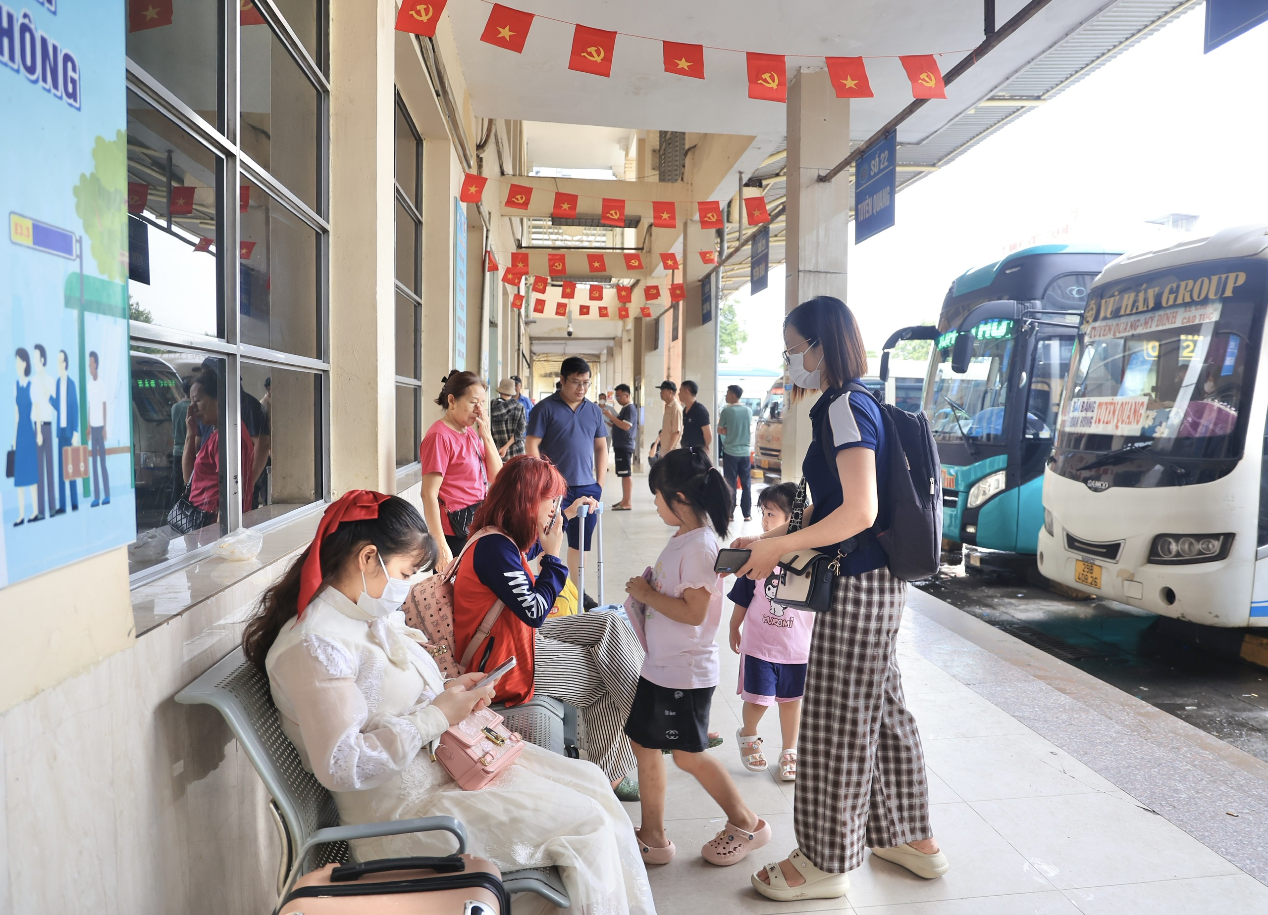 Bến xe Hà Nội thưa khách ngày đầu kỳ nghỉ lễ Quốc khánh- Ảnh 5. Bến xe Hà Nội thưa khách ngày đầu kỳ nghỉ lễ Quốc khánh- Ảnh 5.