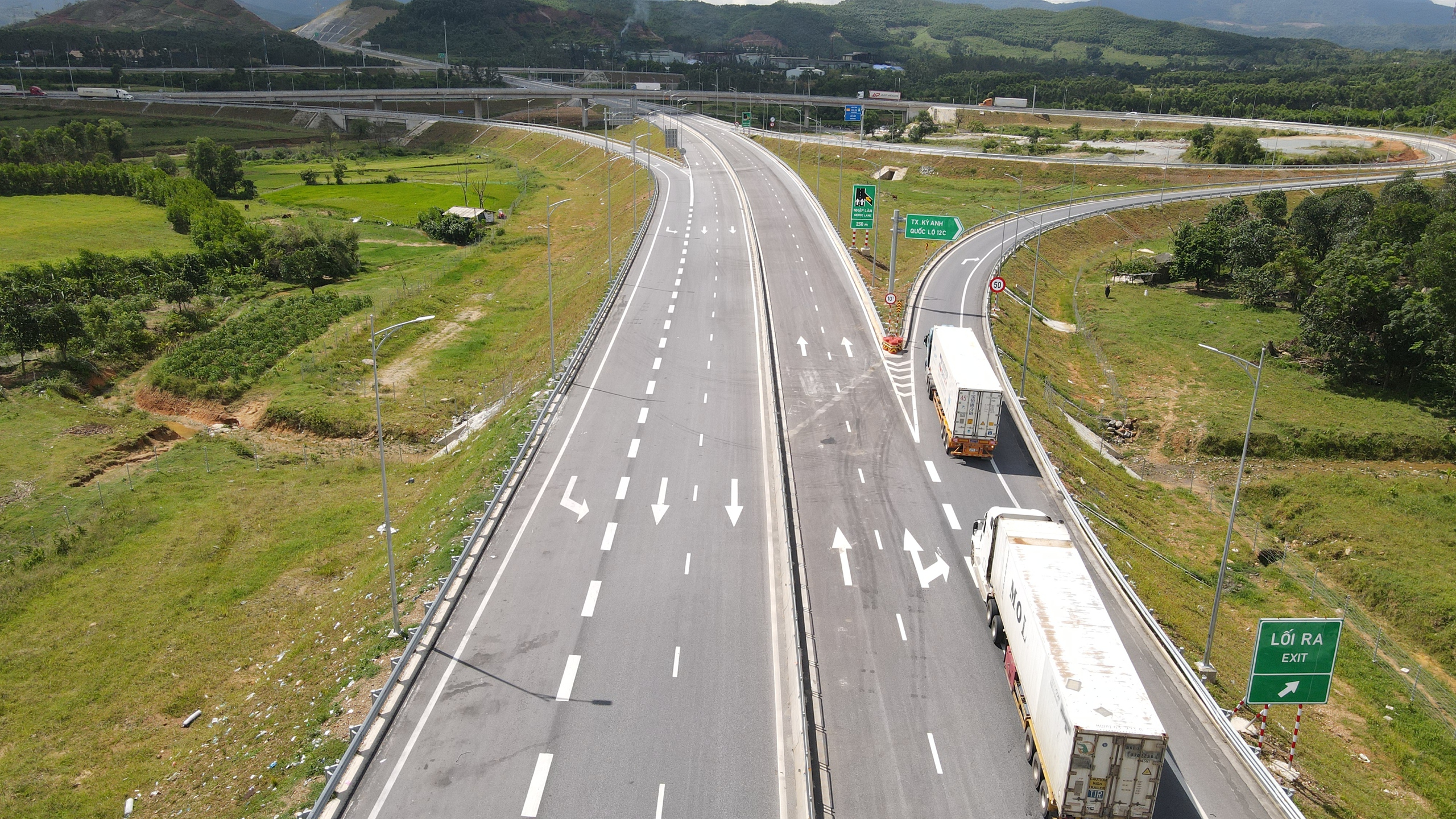 Mở cơ hội phát triển cho Hà Tĩnh, Quảng Trị khi cao tốc Vũng Áng - Bùng đưa vào khai thác- Ảnh 4. Mở cơ hội phát triển cho Hà Tĩnh, Quảng Trị khi cao tốc Vũng Áng - Bùng đưa vào khai thác- Ảnh 4.