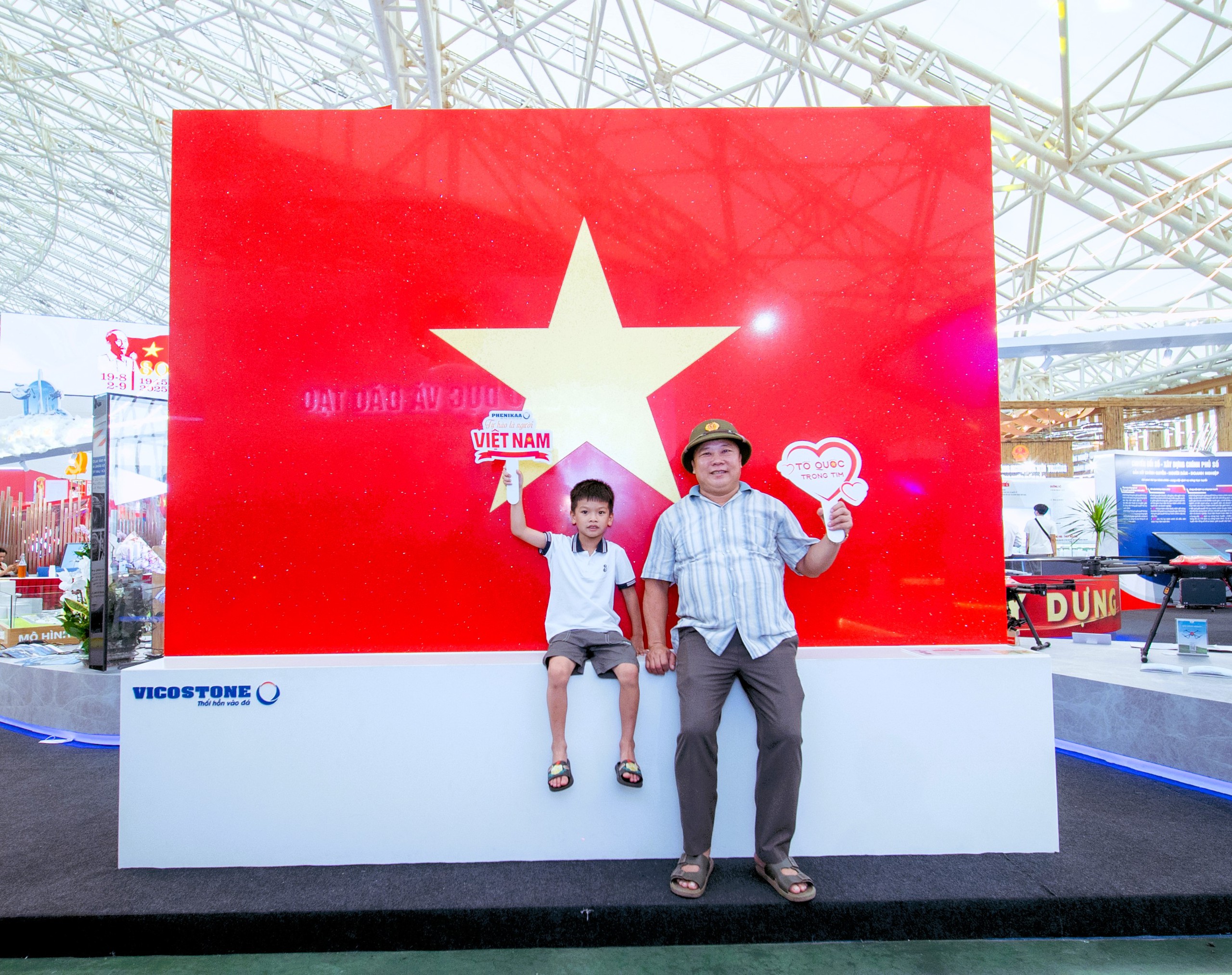 Check in với Quốc kỳ bằng đá lớn nhất Việt Nam tại triển lãm thành tựu ngành Xây dựng- Ảnh 20. Check in với Quốc kỳ bằng đá lớn nhất Việt Nam tại triển lãm thành tựu ngành Xây dựng- Ảnh 20.