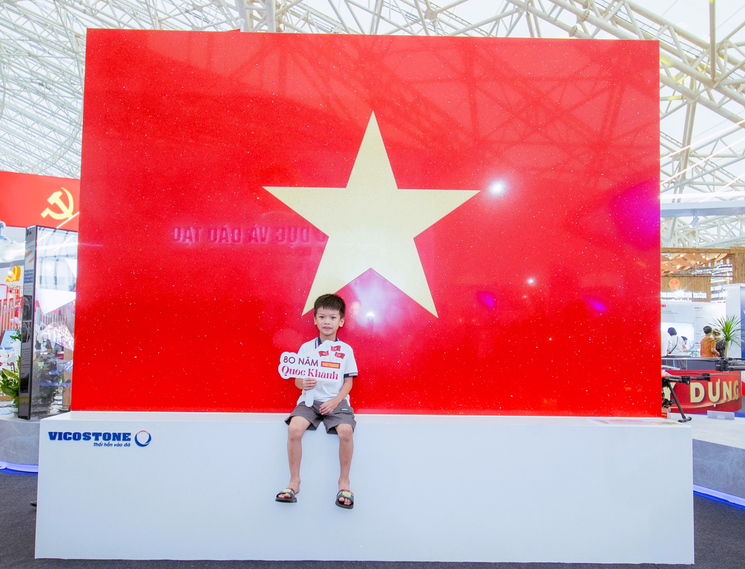 Check in với Quốc kỳ bằng đá lớn nhất Việt Nam tại triển lãm thành tựu ngành Xây dựng- Ảnh 16. Check in với Quốc kỳ bằng đá lớn nhất Việt Nam tại triển lãm thành tựu ngành Xây dựng- Ảnh 16.