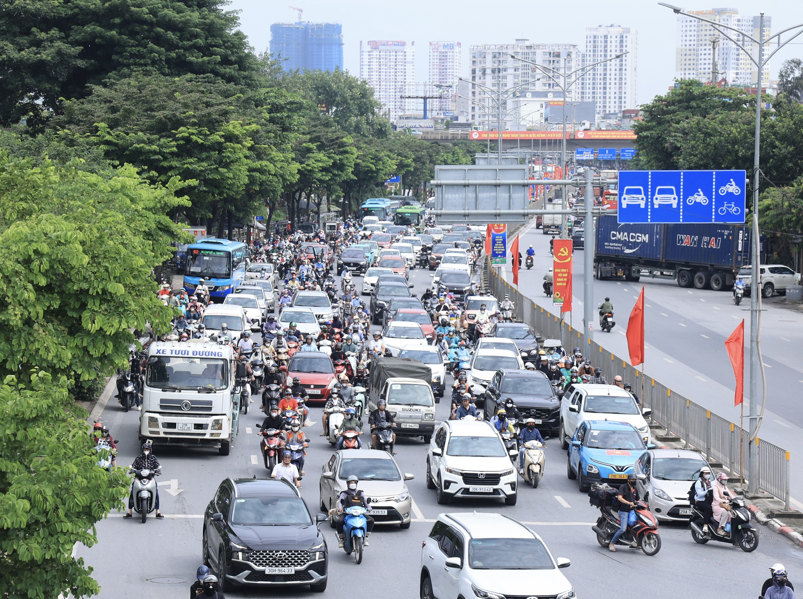 Hà Nội: Nhiều tuyến phố đông nghẹt ngày đầu nghỉ lễ Quốc khánh 2/9- Ảnh 5. Hà Nội: Nhiều tuyến phố đông nghẹt ngày đầu nghỉ lễ Quốc khánh 2/9- Ảnh 5.