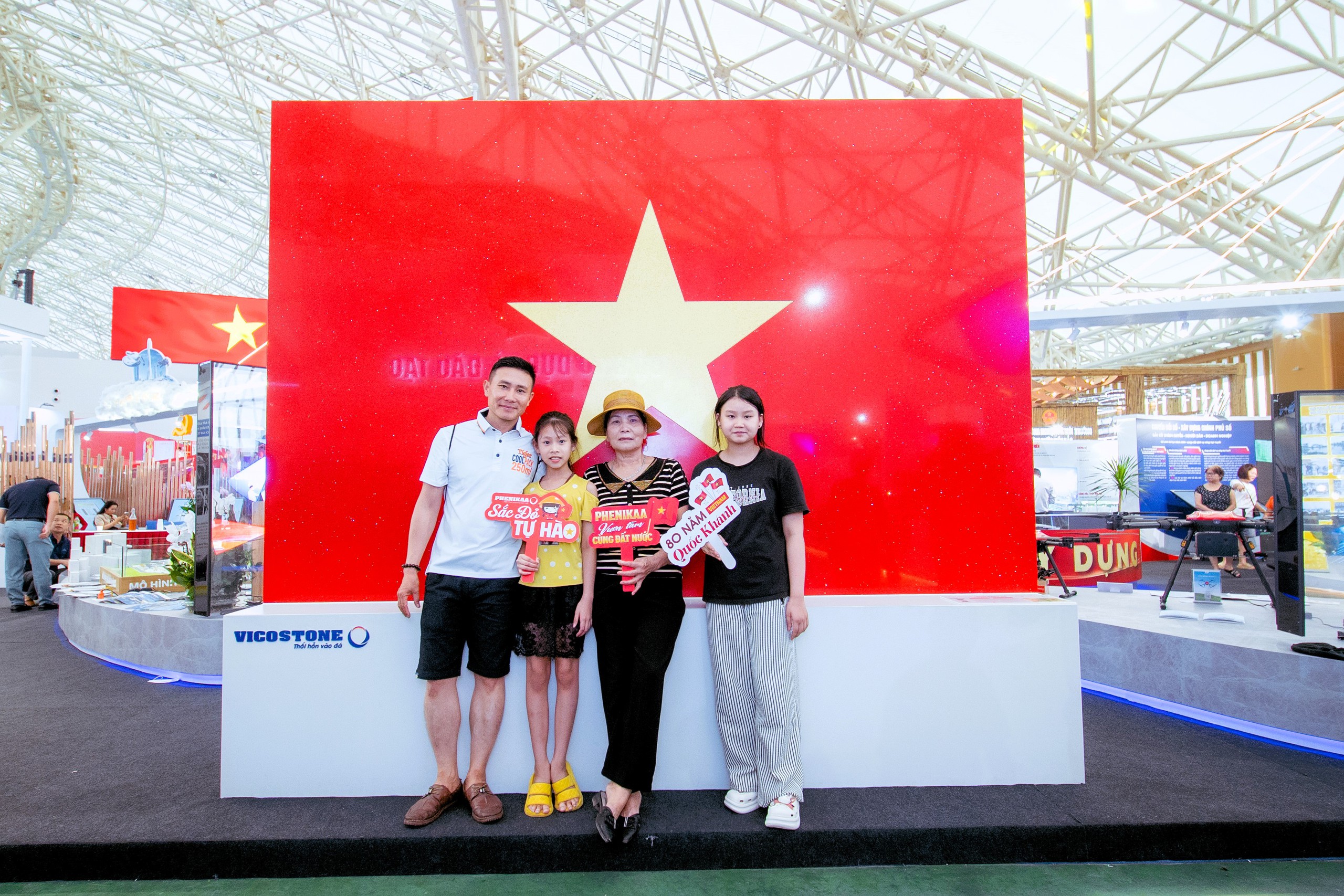 Check in với Quốc kỳ bằng đá lớn nhất Việt Nam tại triển lãm thành tựu ngành Xây dựng- Ảnh 29. Check in với Quốc kỳ bằng đá lớn nhất Việt Nam tại triển lãm thành tựu ngành Xây dựng- Ảnh 29.