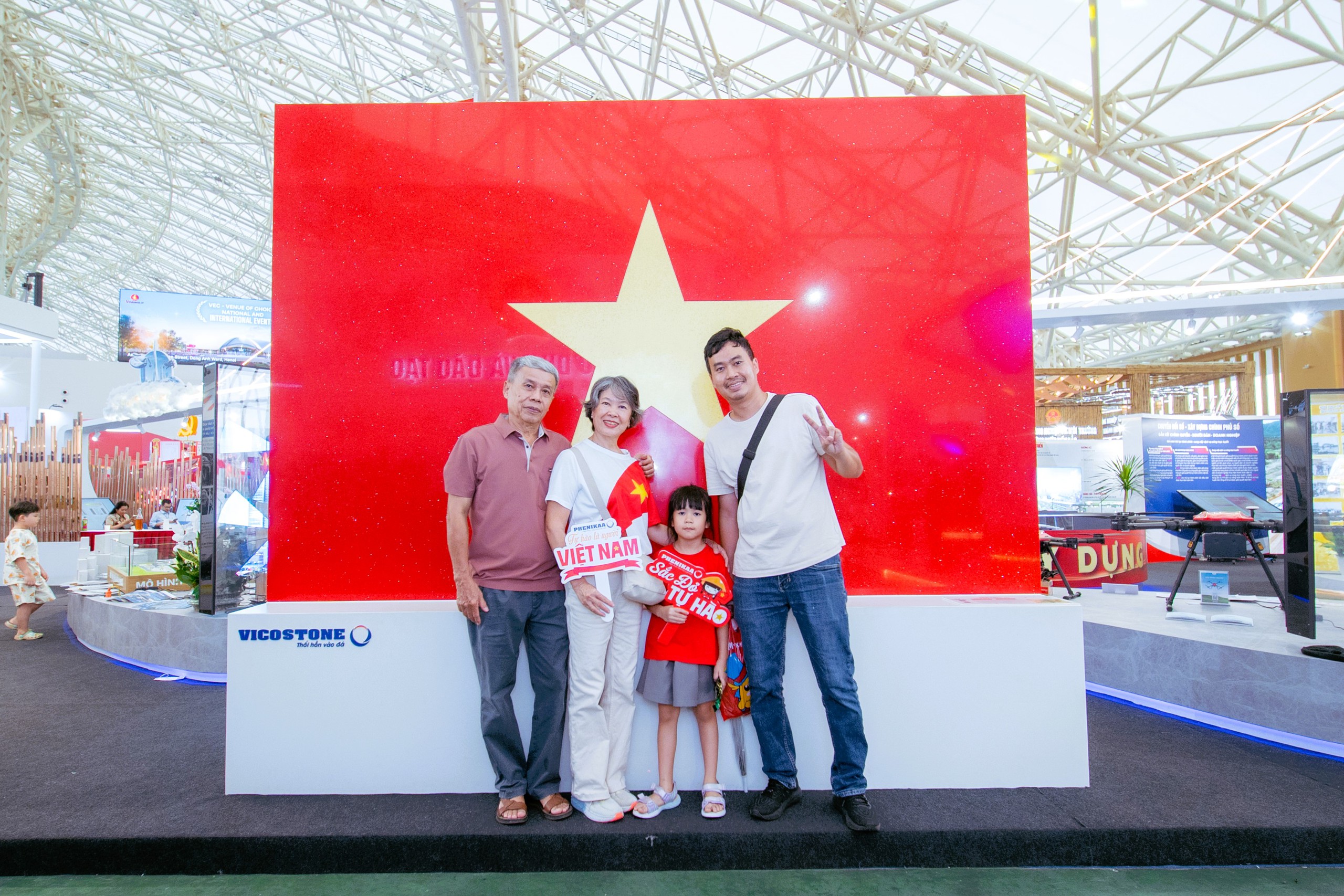 Check in với Quốc kỳ bằng đá lớn nhất Việt Nam tại triển lãm thành tựu ngành Xây dựng- Ảnh 28. Check in với Quốc kỳ bằng đá lớn nhất Việt Nam tại triển lãm thành tựu ngành Xây dựng- Ảnh 28.