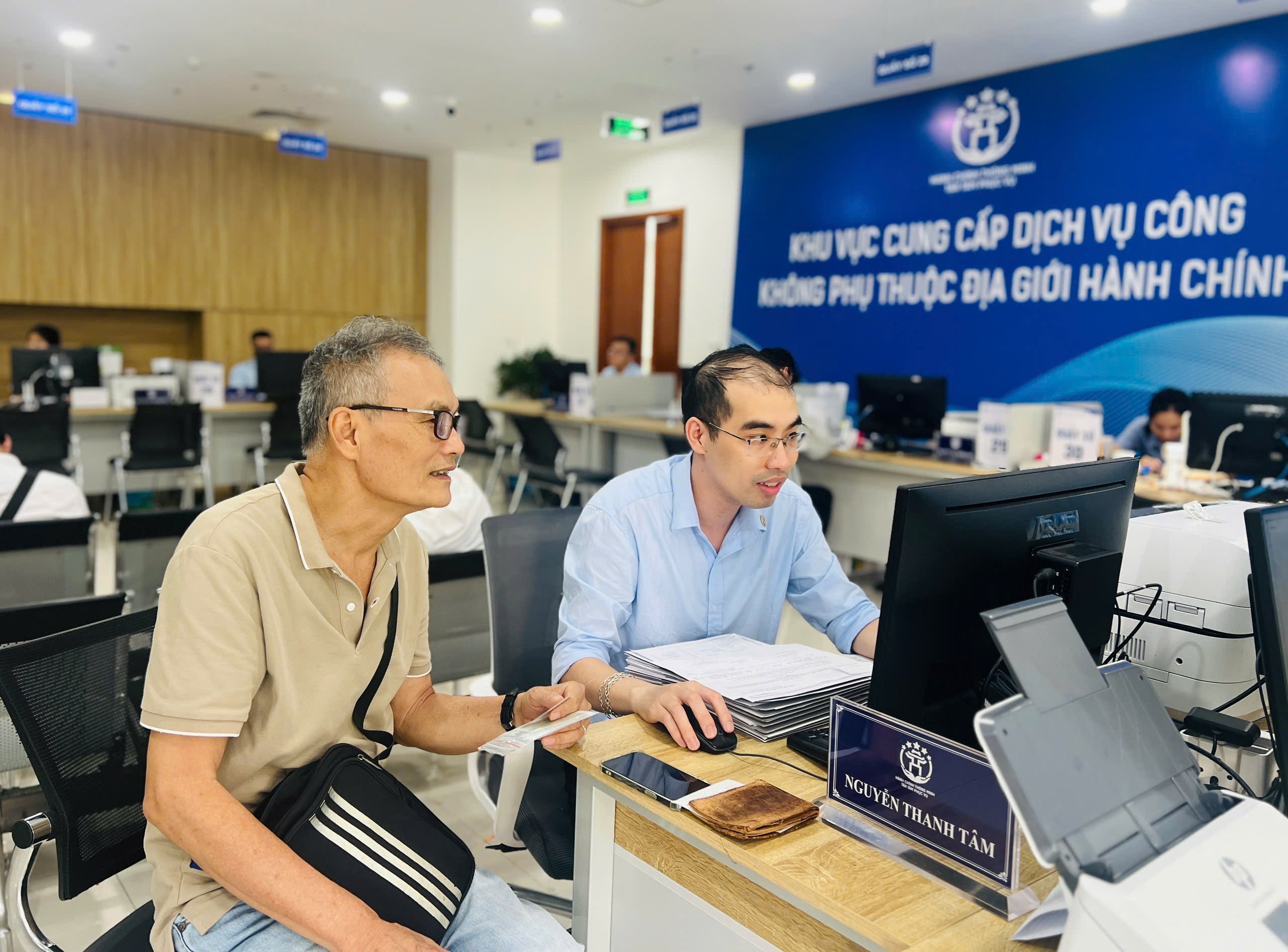 Hà Nội chấn chỉnh tình trạng lạm dụng yêu cầu nộp bản sao có chứng thực- Ảnh 1. Hà Nội chấn chỉnh tình trạng lạm dụng yêu cầu nộp bản sao có chứng thực- Ảnh 1.