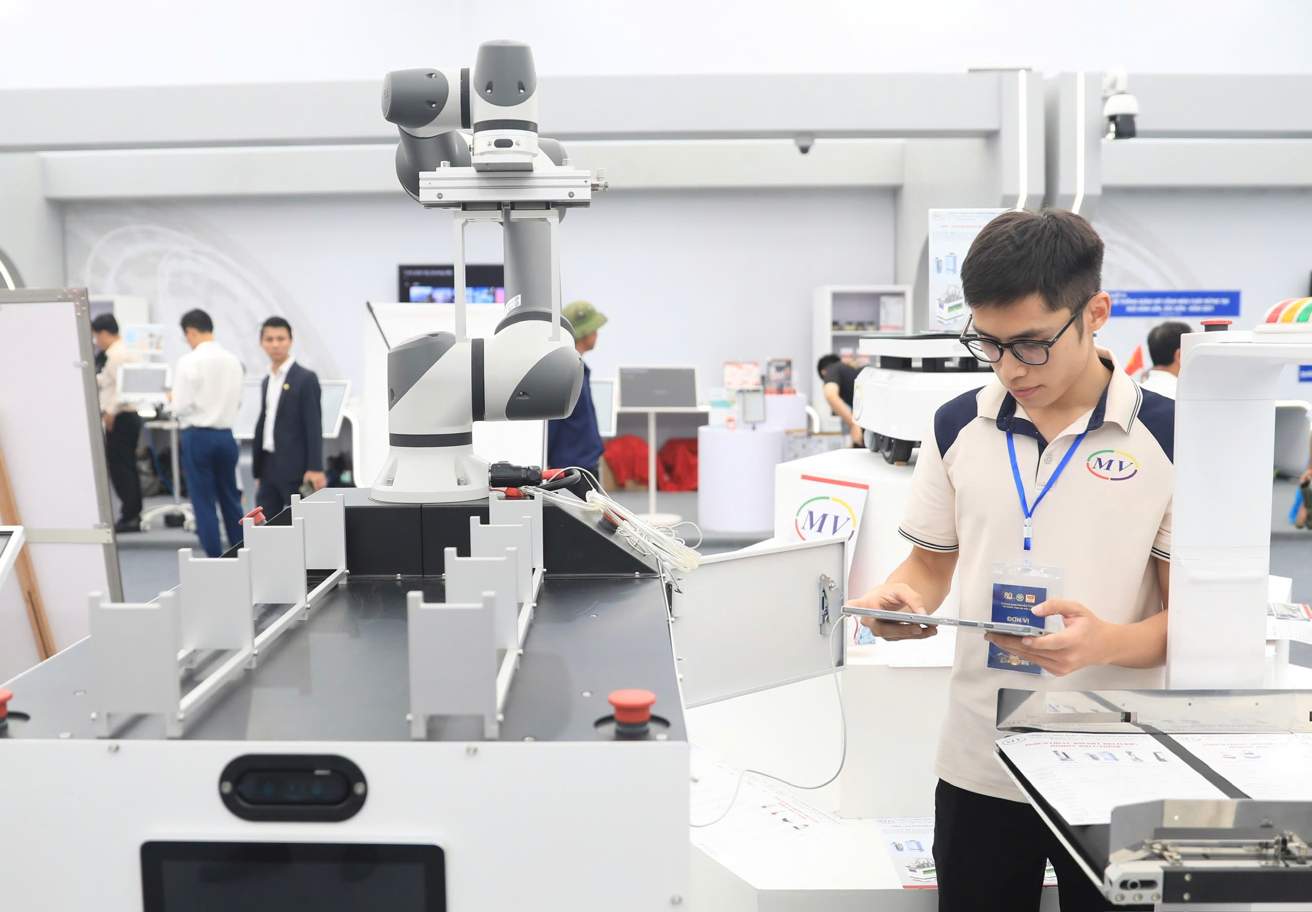 Hàng nghìn du khách tham quan, trải nghiệm không gian Truyền thống và Sáng tạo Hà Nội- Ảnh 4. Hàng nghìn du khách tham quan, trải nghiệm không gian Truyền thống và Sáng tạo Hà Nội- Ảnh 4.