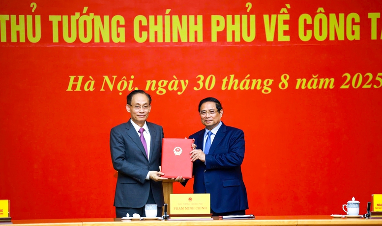 Thủ tướng trao quyết định giao quyền Bộ trưởng Ngoại giao cho ông Lê Hoài Trung- Ảnh 1. Thủ tướng trao quyết định giao quyền Bộ trưởng Ngoại giao cho ông Lê Hoài Trung- Ảnh 1.