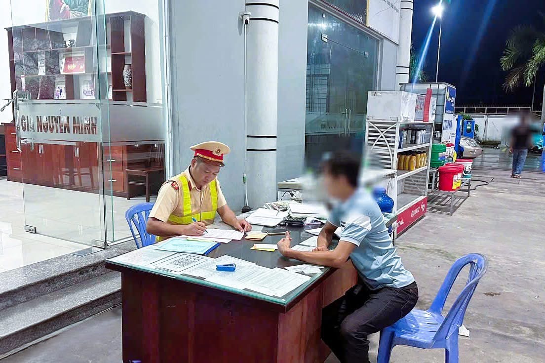 CSGT phát hiện xử lý xe khách 24 chỗ nhồi nhét 46 người trên quốc lộ 1A trong đêm- Ảnh 2. CSGT phát hiện xử lý xe khách 24 chỗ nhồi nhét 46 người trên quốc lộ 1A trong đêm- Ảnh 2.