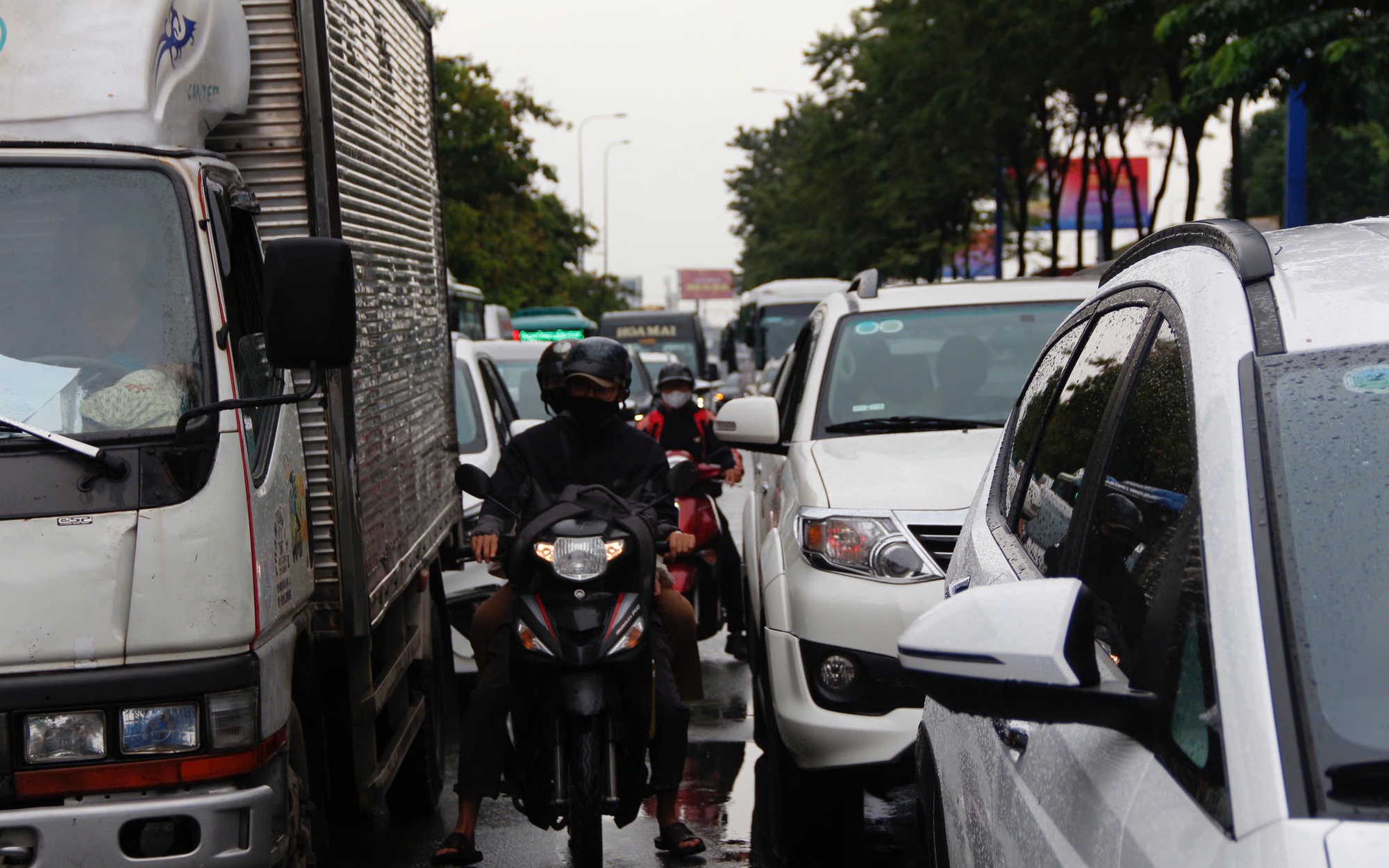 Ngày đầu nghỉ lễ, cửa ngõ TP.HCM ken đặc phương tiện, nội đô thông thoáng