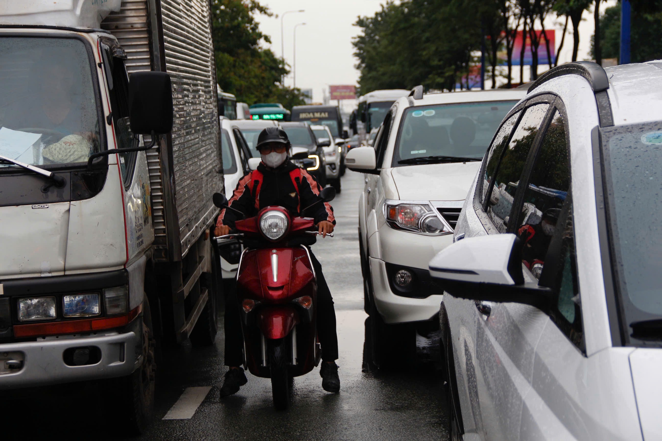 Ngày đầu nghỉ lễ, cửa ngõ TP.HCM ken đặc phương tiện, nội đô thông thoáng- Ảnh 4. Ngày đầu nghỉ lễ, cửa ngõ TP.HCM ken đặc phương tiện, nội đô thông thoáng- Ảnh 4.