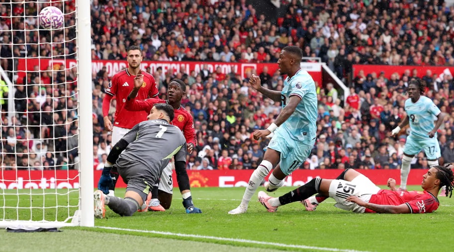Bruno Fernandes ghi bàn quyết định, MU hạ Burnley kịch tính- Ảnh 2. Bruno Fernandes ghi bàn quyết định, MU hạ Burnley kịch tính- Ảnh 2.