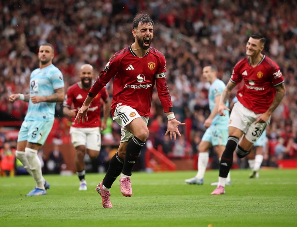 Bruno Fernandes ghi bàn quyết định, MU hạ Burnley kịch tính- Ảnh 3. Bruno Fernandes ghi bàn quyết định, MU hạ Burnley kịch tính- Ảnh 3.