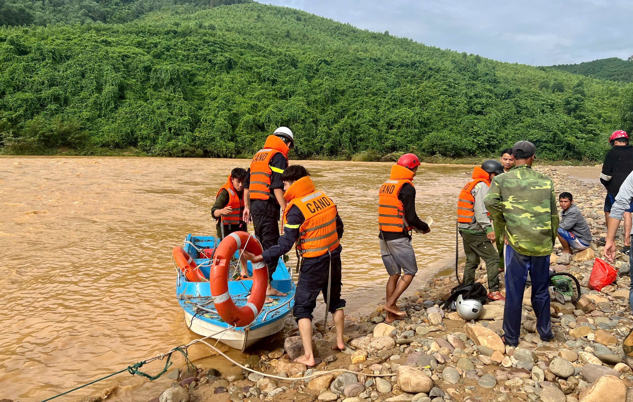 Giải cứu 5 người dân bị cô lập do lũ lớn ở Quảng Trị- Ảnh 1.