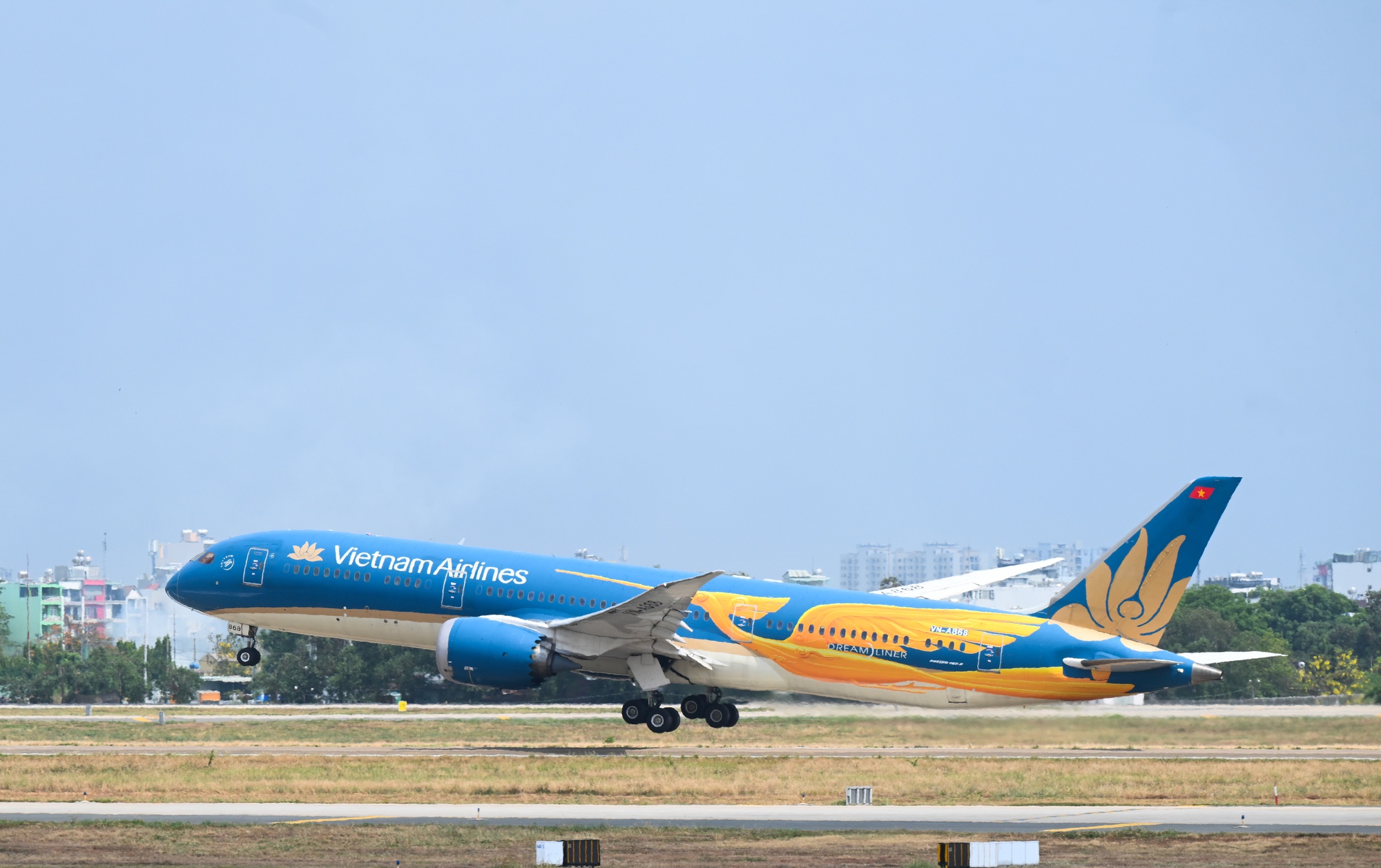 Vietnam Airlines lãi hơn 6.400 tỷ đồng trong nửa đầu năm 2025- Ảnh 1. Vietnam Airlines lãi hơn 6.400 tỷ đồng trong nửa đầu năm 2025- Ảnh 1.