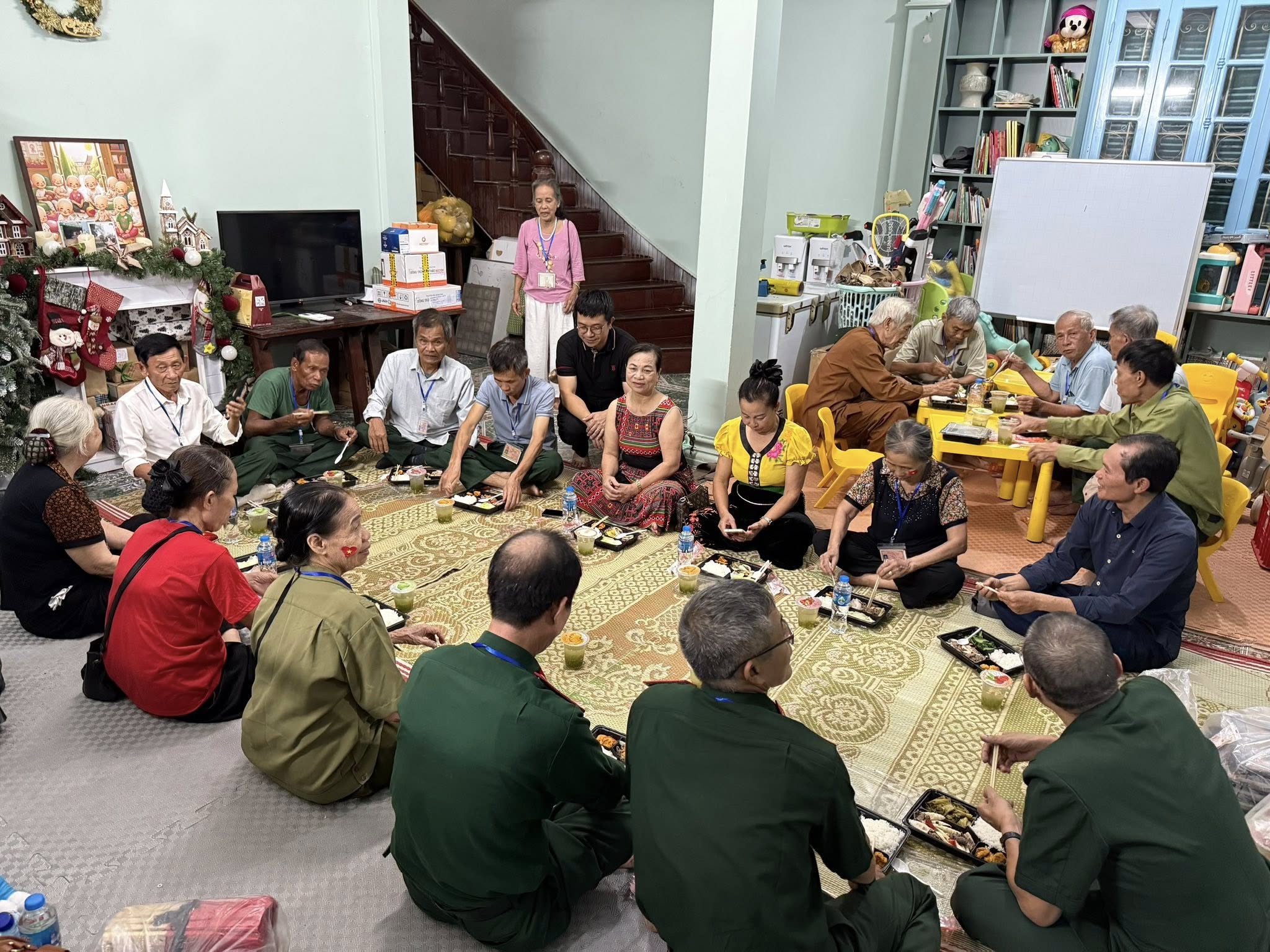 Cảm động những người dân Hà Nội mở rộng cửa, đón cựu chiến binh, bà con ở miễn phí dịp 2/9- Ảnh 2. Cảm động những người dân Hà Nội mở rộng cửa, đón cựu chiến binh, bà con ở miễn phí dịp 2/9- Ảnh 2.