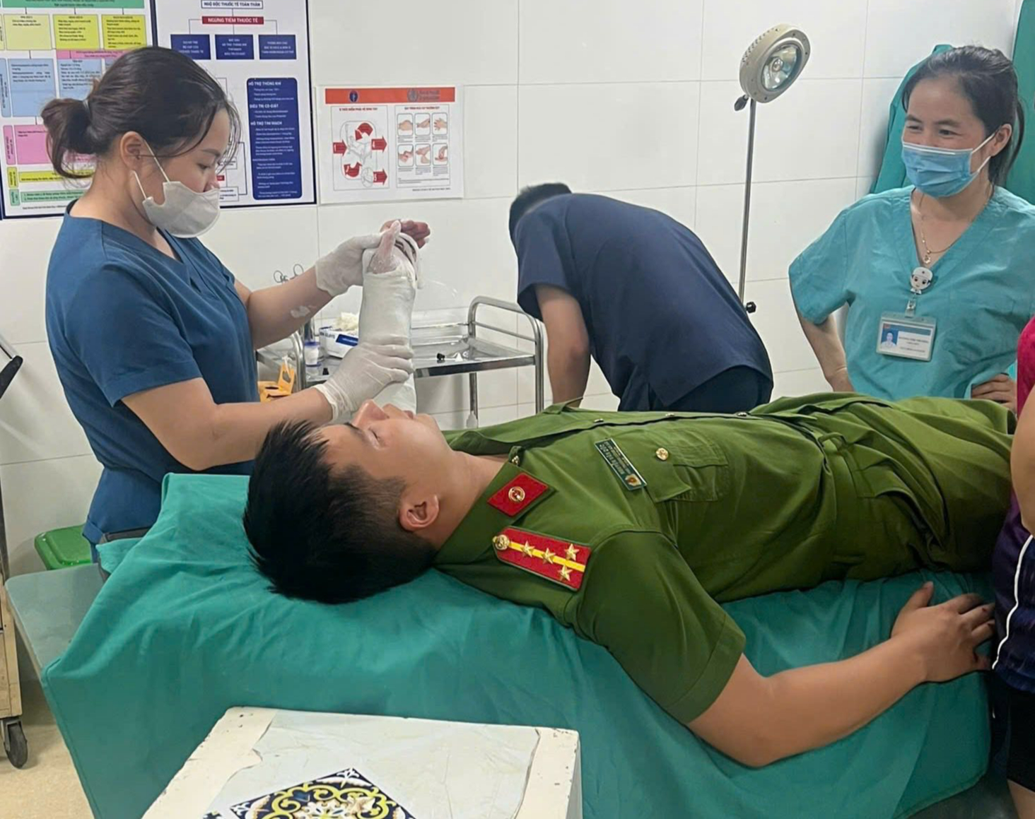 Tạm giữ kẻ dùng đòn gánh đánh gãy tay Phó trưởng công an xã ở Lạng Sơn- Ảnh 1. Tạm giữ kẻ dùng đòn gánh đánh gãy tay Phó trưởng công an xã ở Lạng Sơn- Ảnh 1.