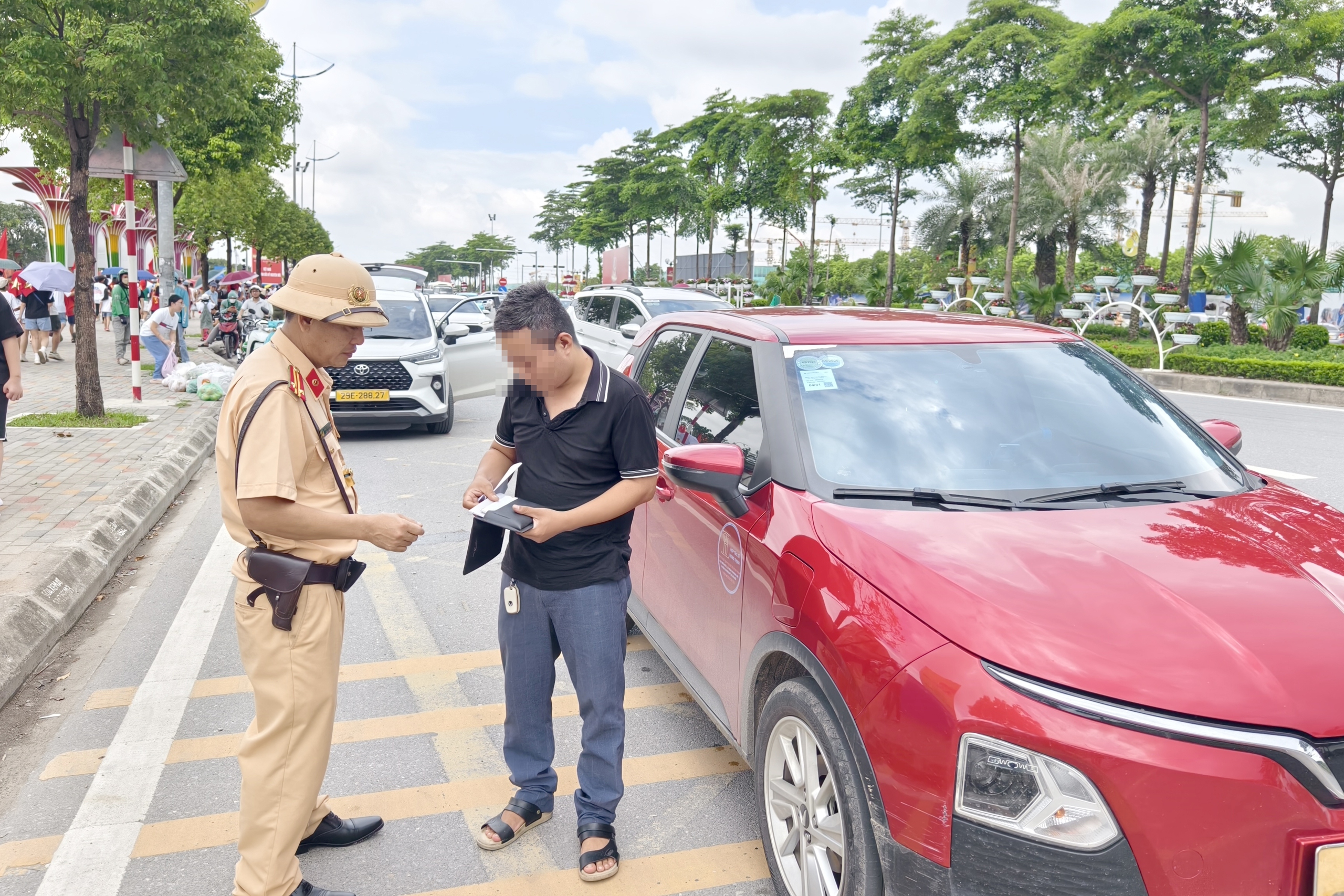 Hàng nghìn ô tô đổ về khu Triển lãm A80, CSGT dùng xe đặc chủng gọi loa chống ùn tắc- Ảnh 5. Hàng nghìn ô tô đổ về khu Triển lãm A80, CSGT dùng xe đặc chủng gọi loa chống ùn tắc- Ảnh 5.