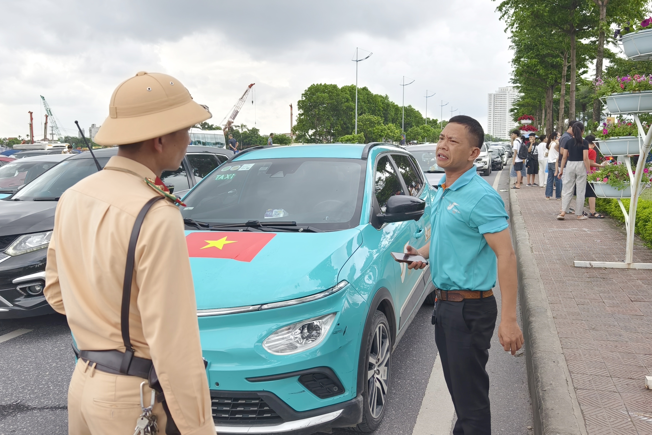 Hàng nghìn ô tô đổ về khu Triển lãm A80, CSGT dùng xe đặc chủng gọi loa chống ùn tắc- Ảnh 11. Hàng nghìn ô tô đổ về khu Triển lãm A80, CSGT dùng xe đặc chủng gọi loa chống ùn tắc- Ảnh 11.