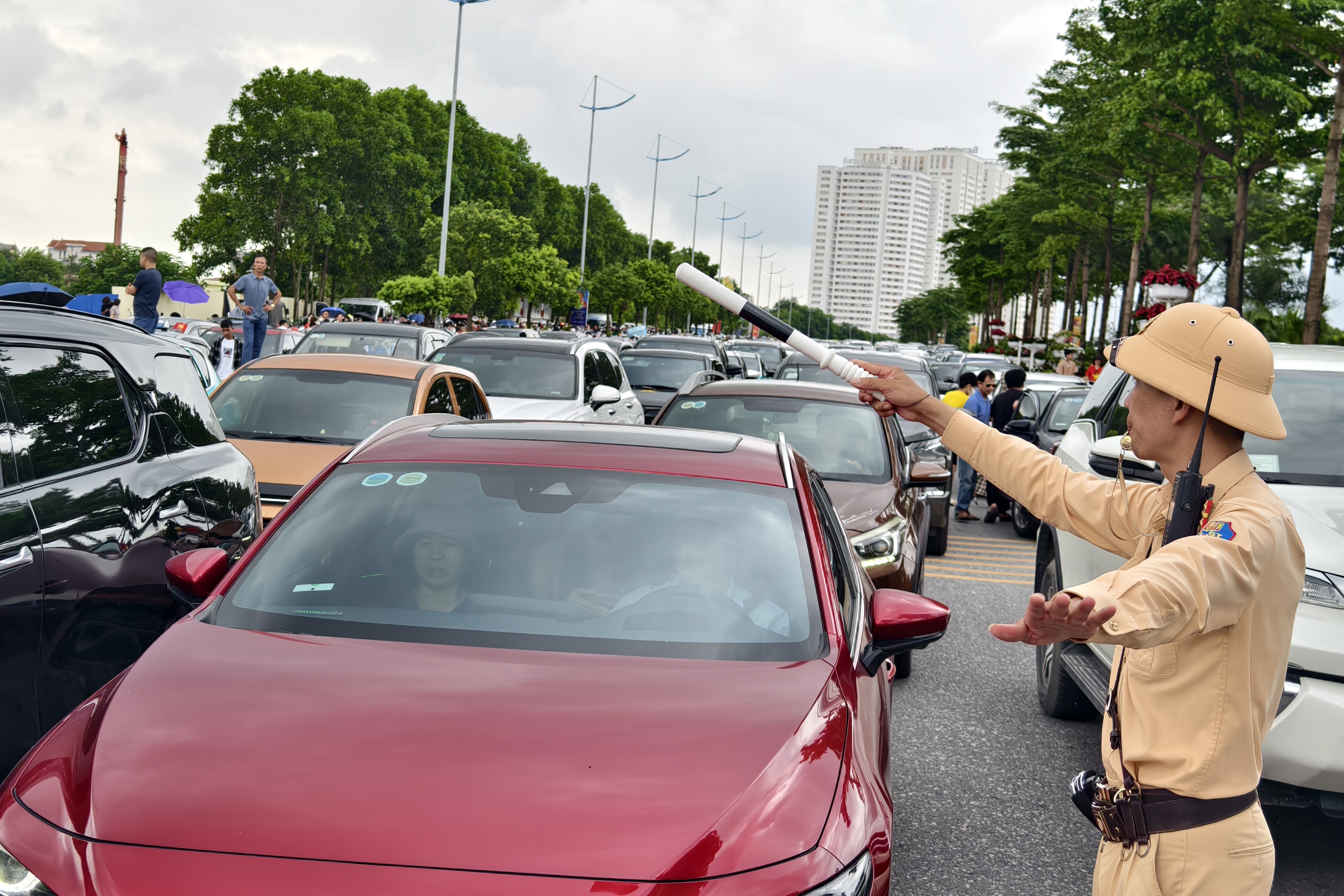 Hàng nghìn ô tô đổ về khu Triển lãm A80, CSGT dùng xe đặc chủng gọi loa chống ùn tắc- Ảnh 2. Hàng nghìn ô tô đổ về khu Triển lãm A80, CSGT dùng xe đặc chủng gọi loa chống ùn tắc- Ảnh 2.