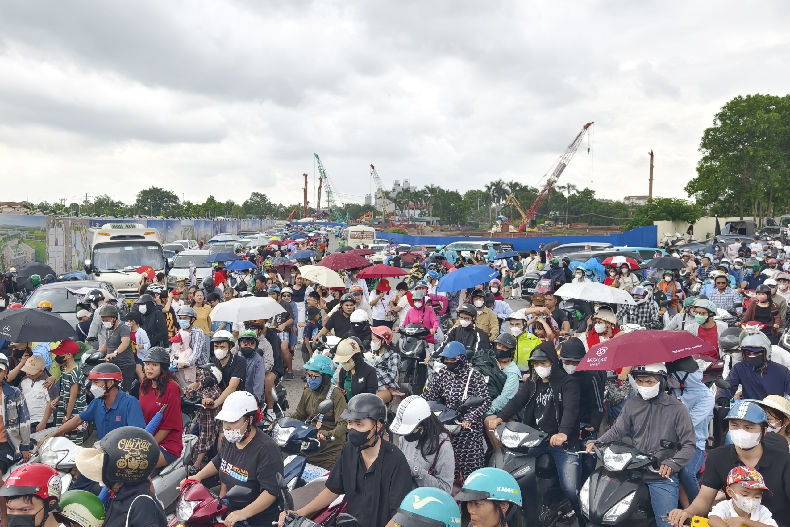 Hàng nghìn ô tô đổ về khu Triển lãm A80, CSGT dùng xe đặc chủng gọi loa chống ùn tắc- Ảnh 3. Hàng nghìn ô tô đổ về khu Triển lãm A80, CSGT dùng xe đặc chủng gọi loa chống ùn tắc- Ảnh 3.