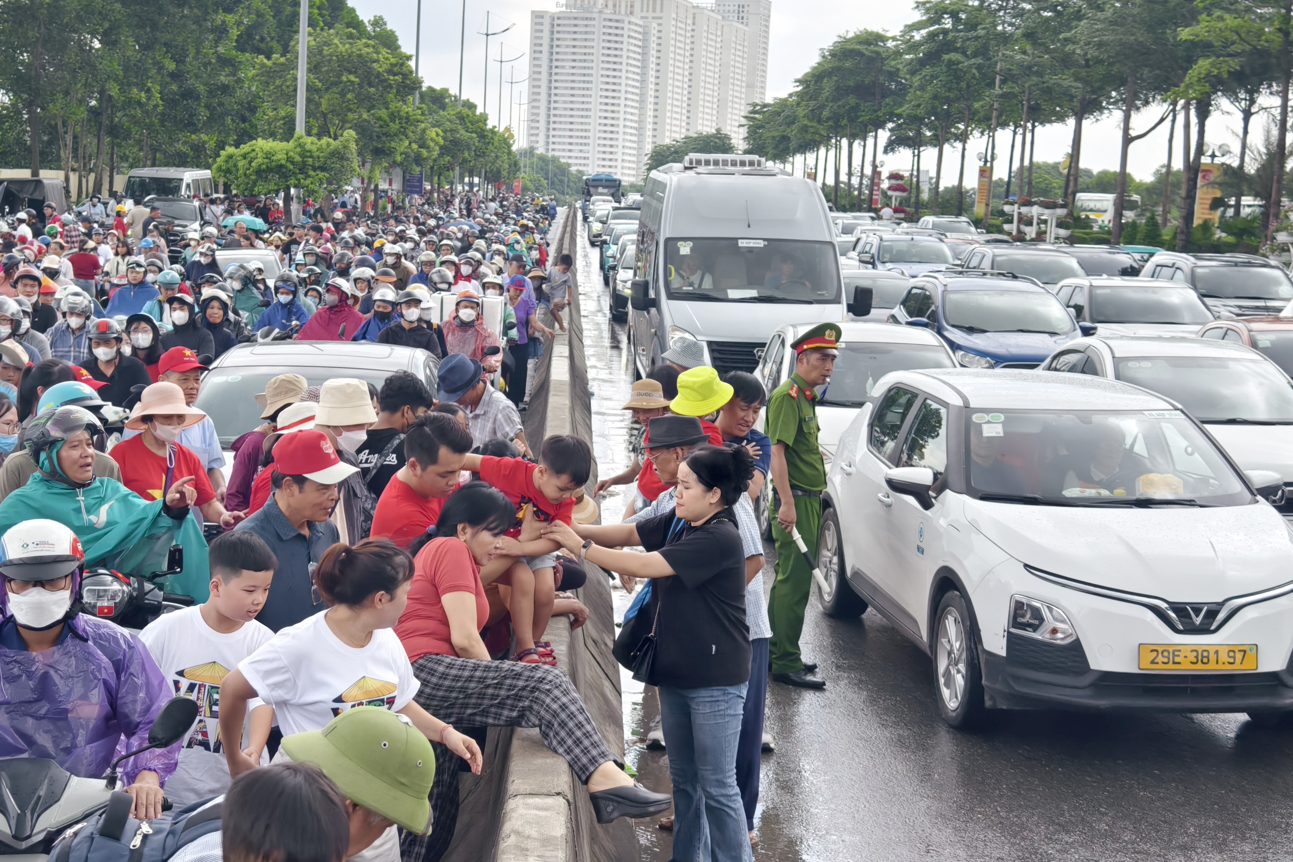 Hàng nghìn ô tô đổ về khu Triển lãm A80, CSGT dùng xe đặc chủng gọi loa chống ùn tắc- Ảnh 4. Hàng nghìn ô tô đổ về khu Triển lãm A80, CSGT dùng xe đặc chủng gọi loa chống ùn tắc- Ảnh 4.