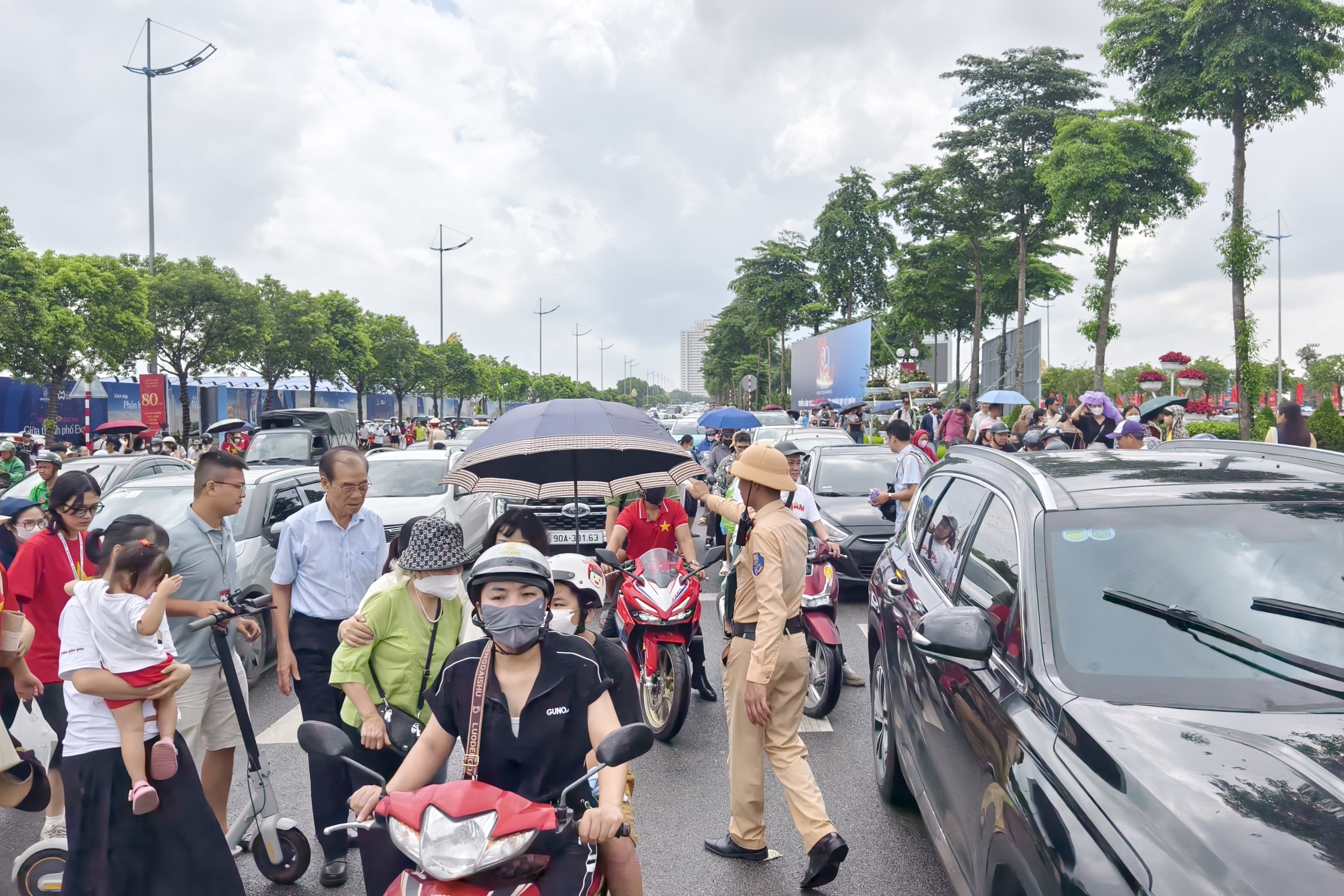 Hàng nghìn ô tô đổ về khu Triển lãm A80, CSGT dùng xe đặc chủng gọi loa chống ùn tắc- Ảnh 13. Hàng nghìn ô tô đổ về khu Triển lãm A80, CSGT dùng xe đặc chủng gọi loa chống ùn tắc- Ảnh 13.